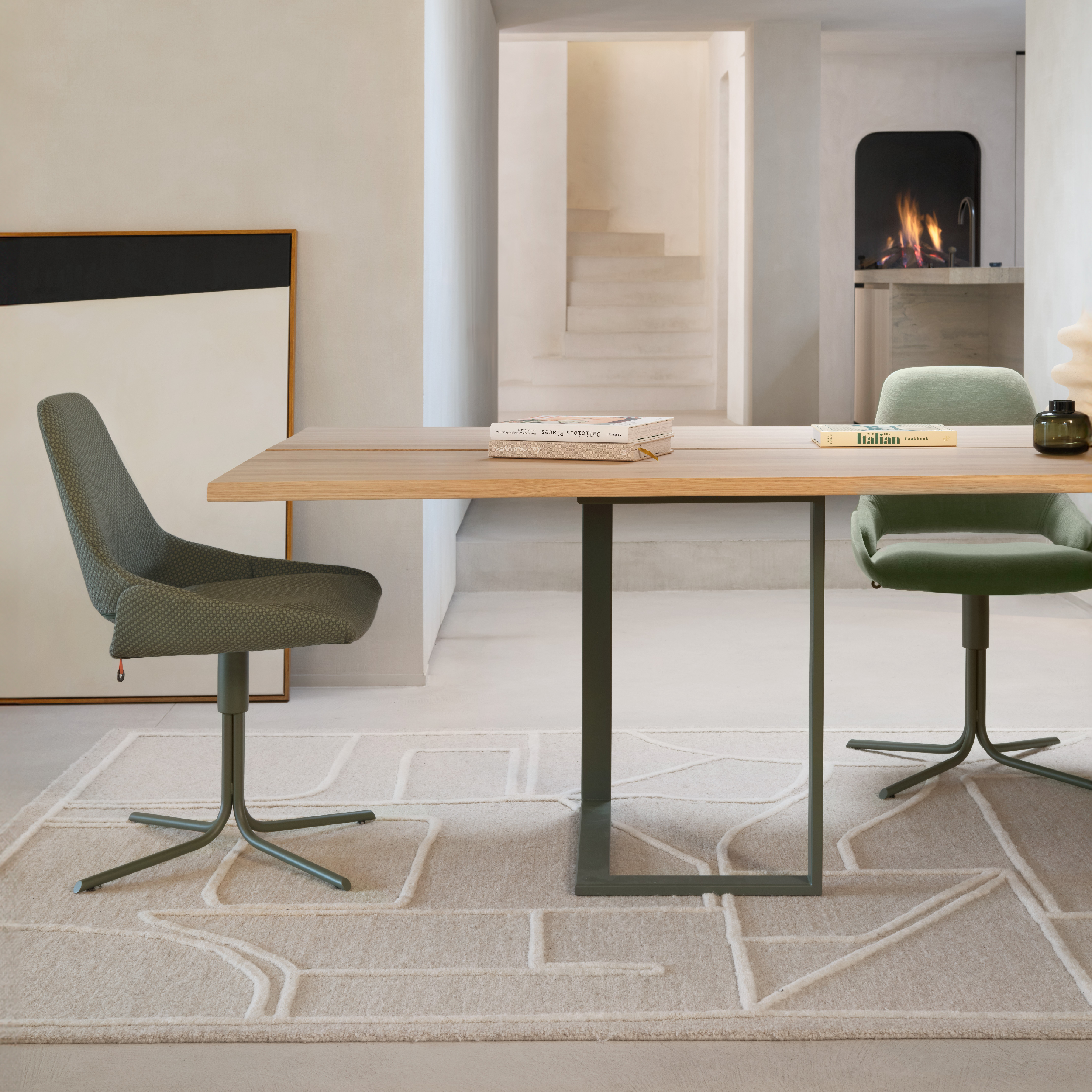 Ein handgefertigter Mobitec Esstisch mit organischer Form aus hellem Holz in einem modernen Wohnraum.