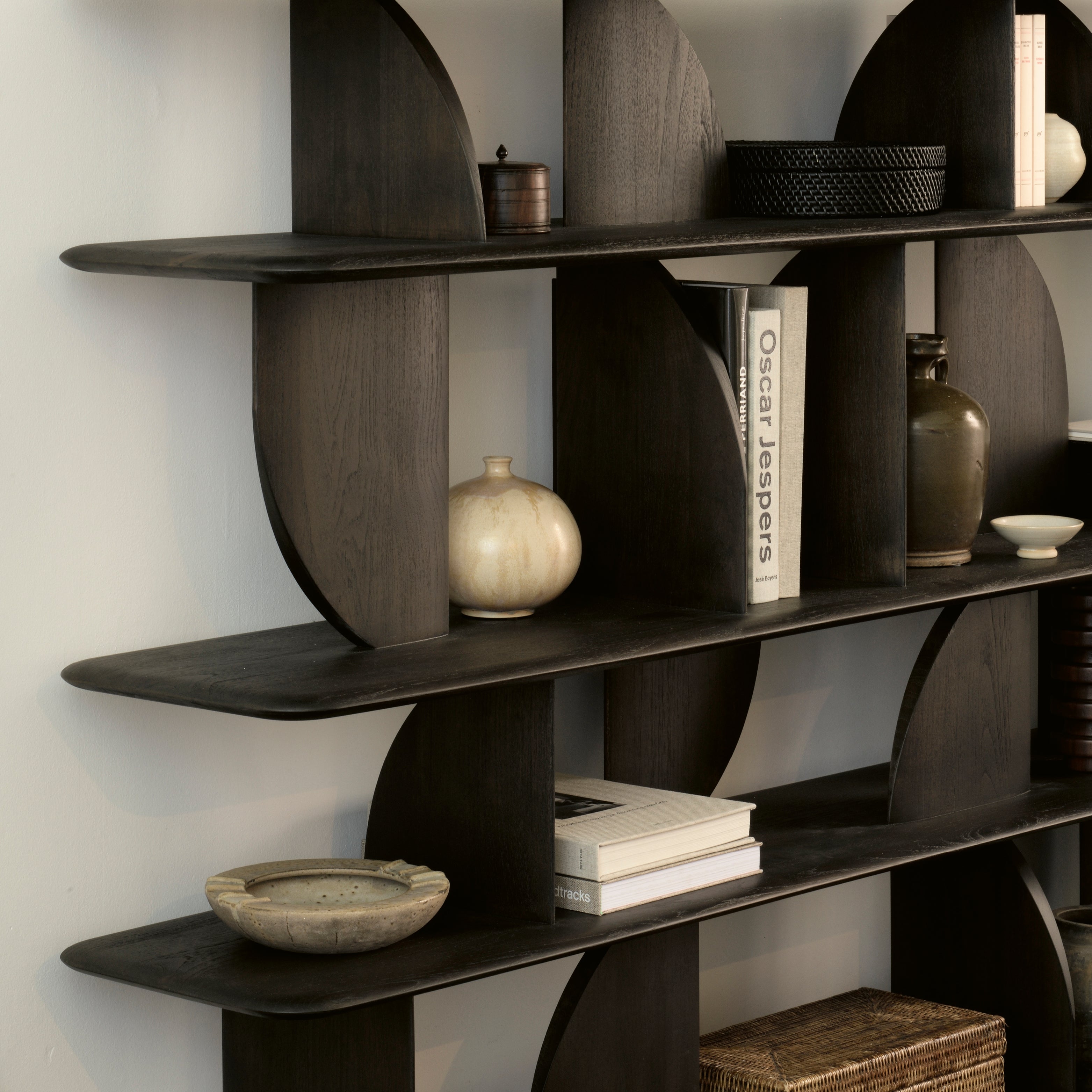 Regale Design aus dunkel gebeiztem massiv Eichenholz mit offenen Fächern und dekorativen Objekten