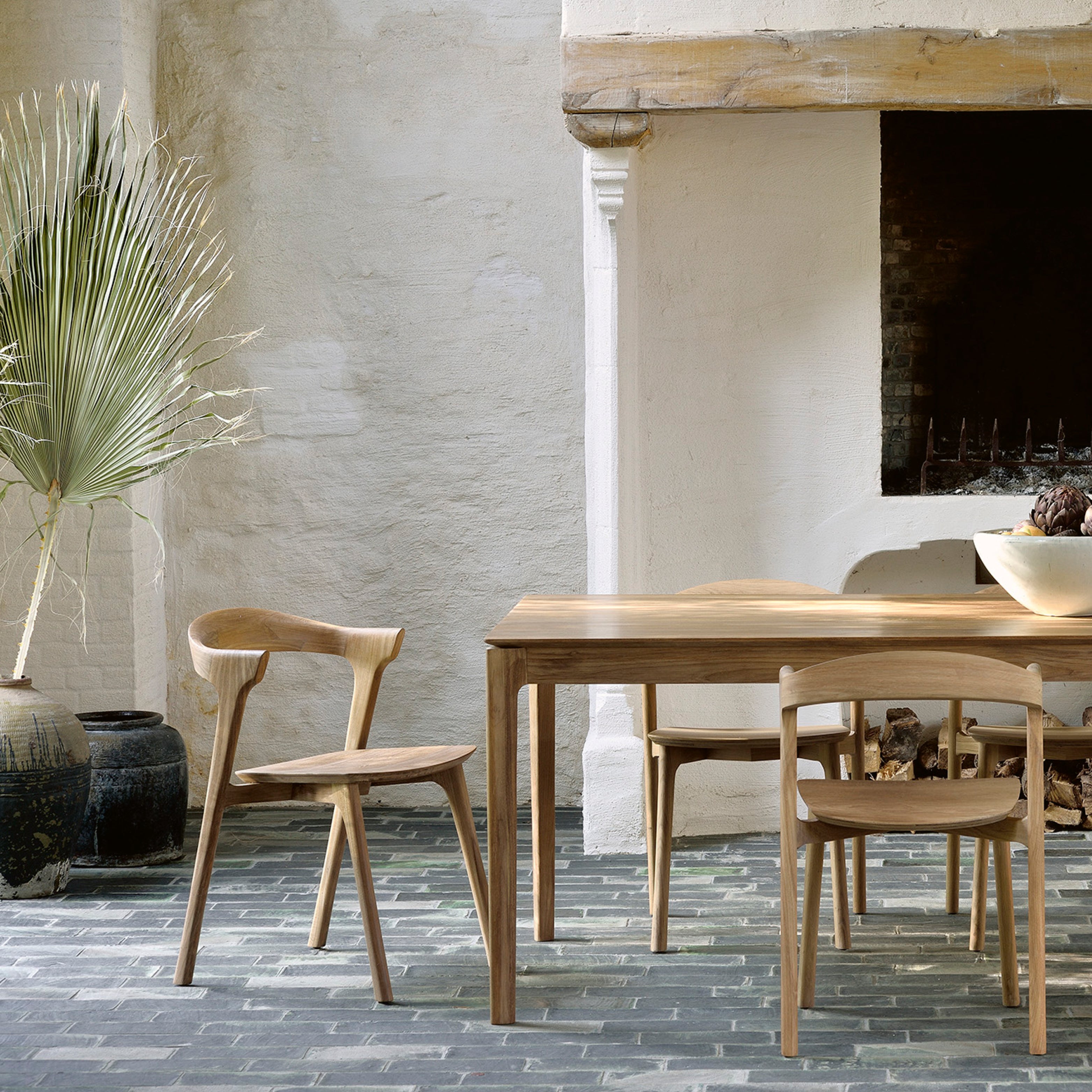 Quadratische Ansicht des Bok Tisches von Ethnicraft – moderner Esstisch aus massiver Eiche mit charaktervollem Design