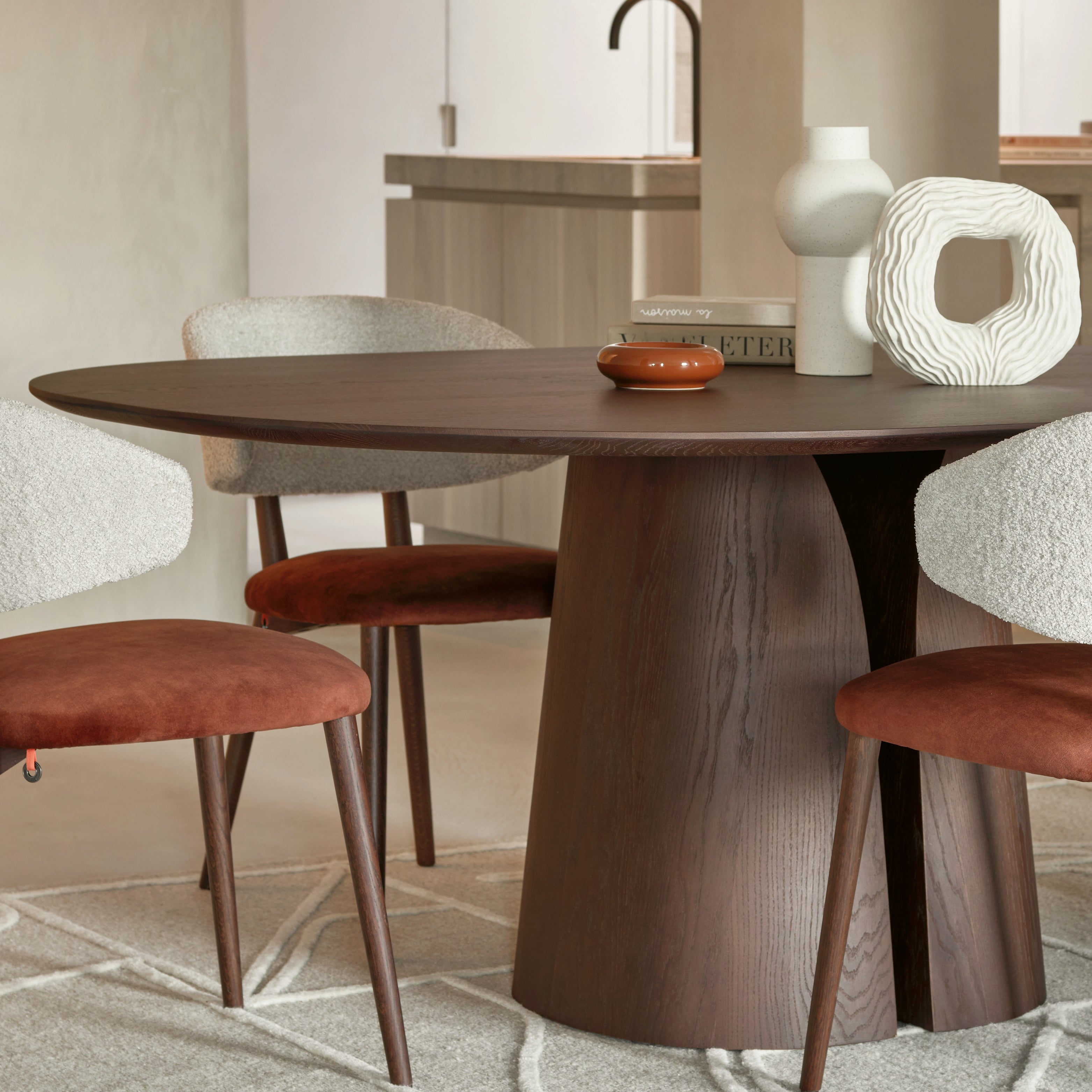 Runder Esstisch Blossom von Mobitec aus Nussbaumholz mit organischer Form – belgisches Design mit zeitloser Eleganz