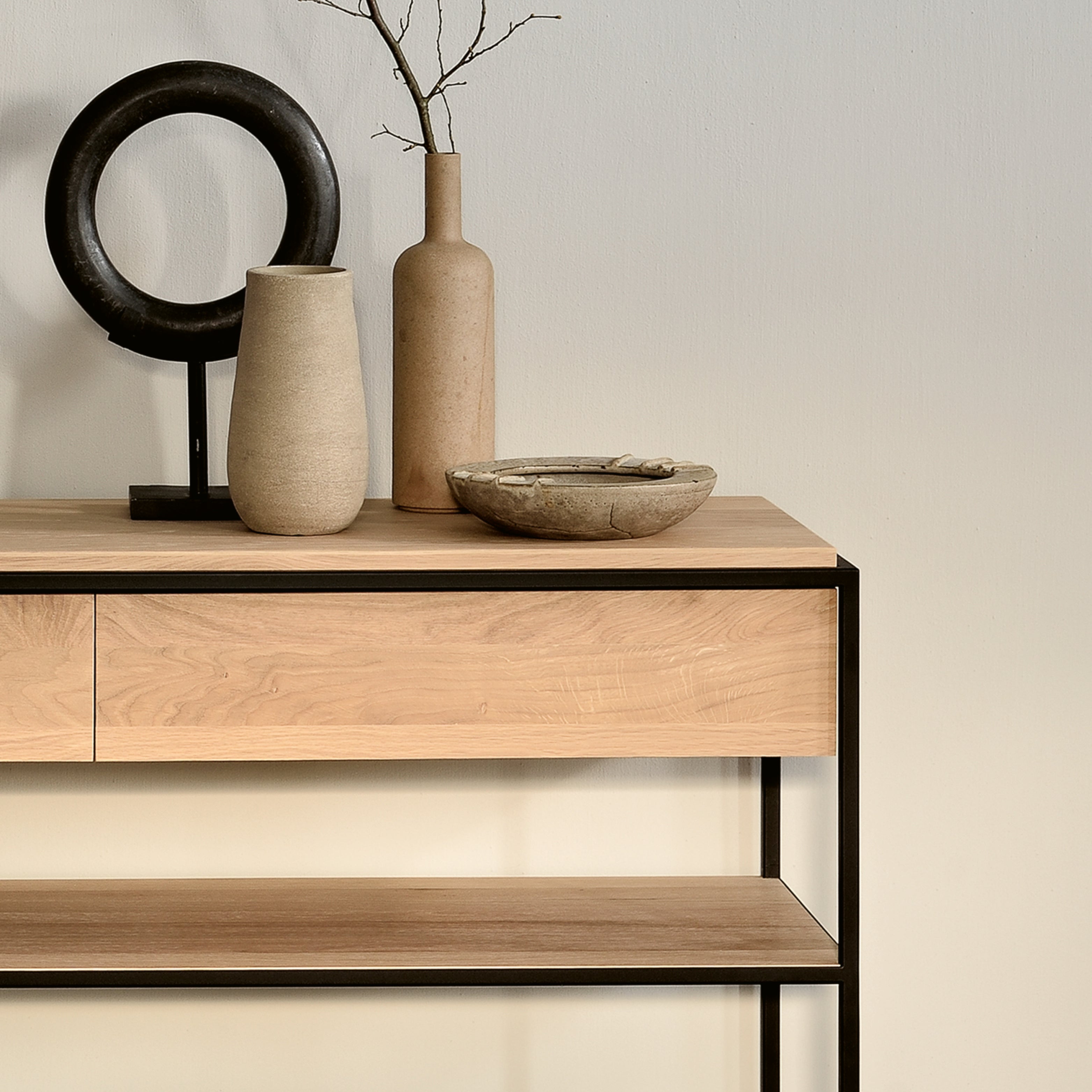 Sideboards & Konsolen von Ethnicraft aus Massivholz – Eiche, Teak, Walnuss. Designmöbel mit natürlicher Oberfläche, ideal für Wohnzimmer, Essbereich oder Flur.