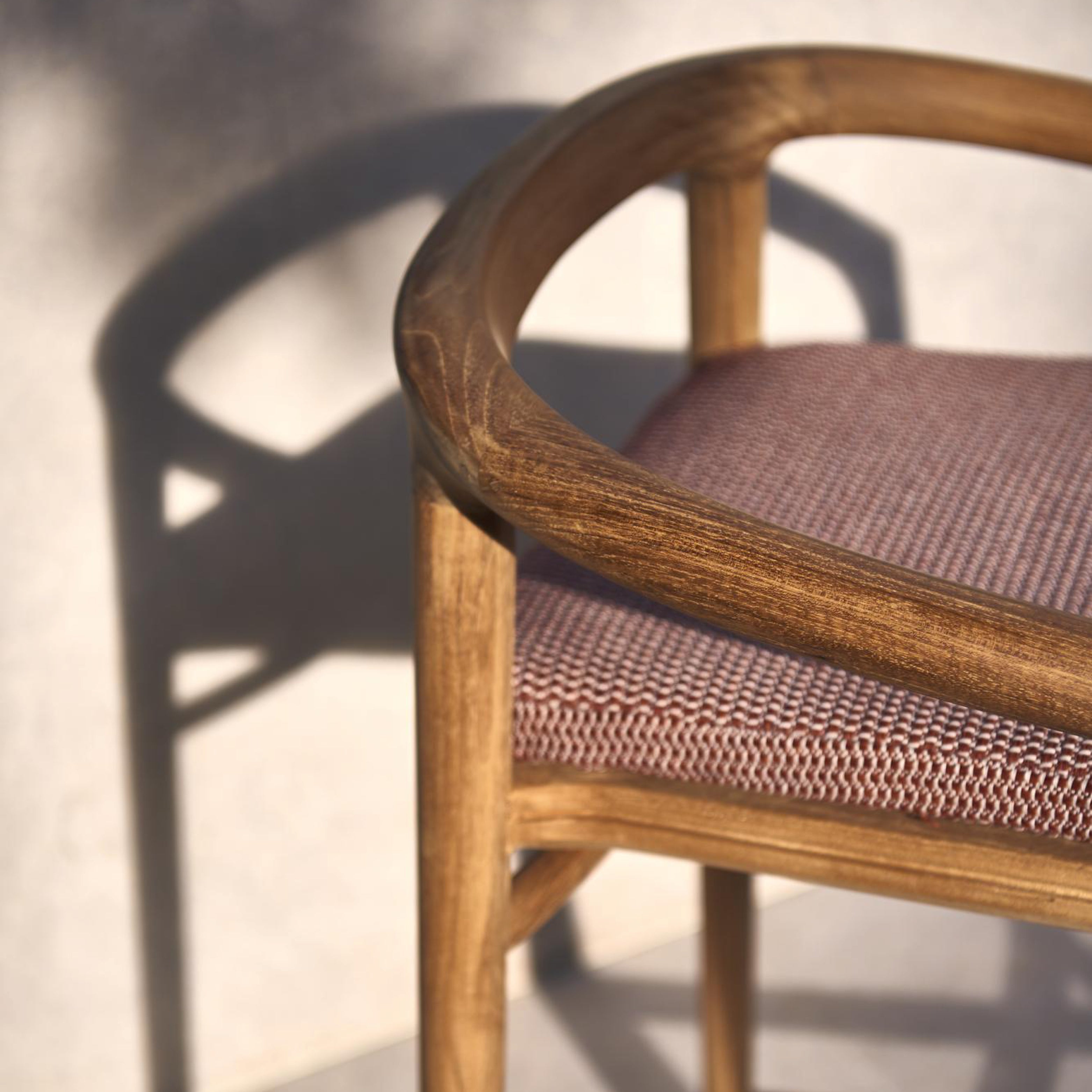 Detailansicht eines SOLID Outdoor-Stuhls von Manutti mit Holzrahmen und gewebter Sitzfläche