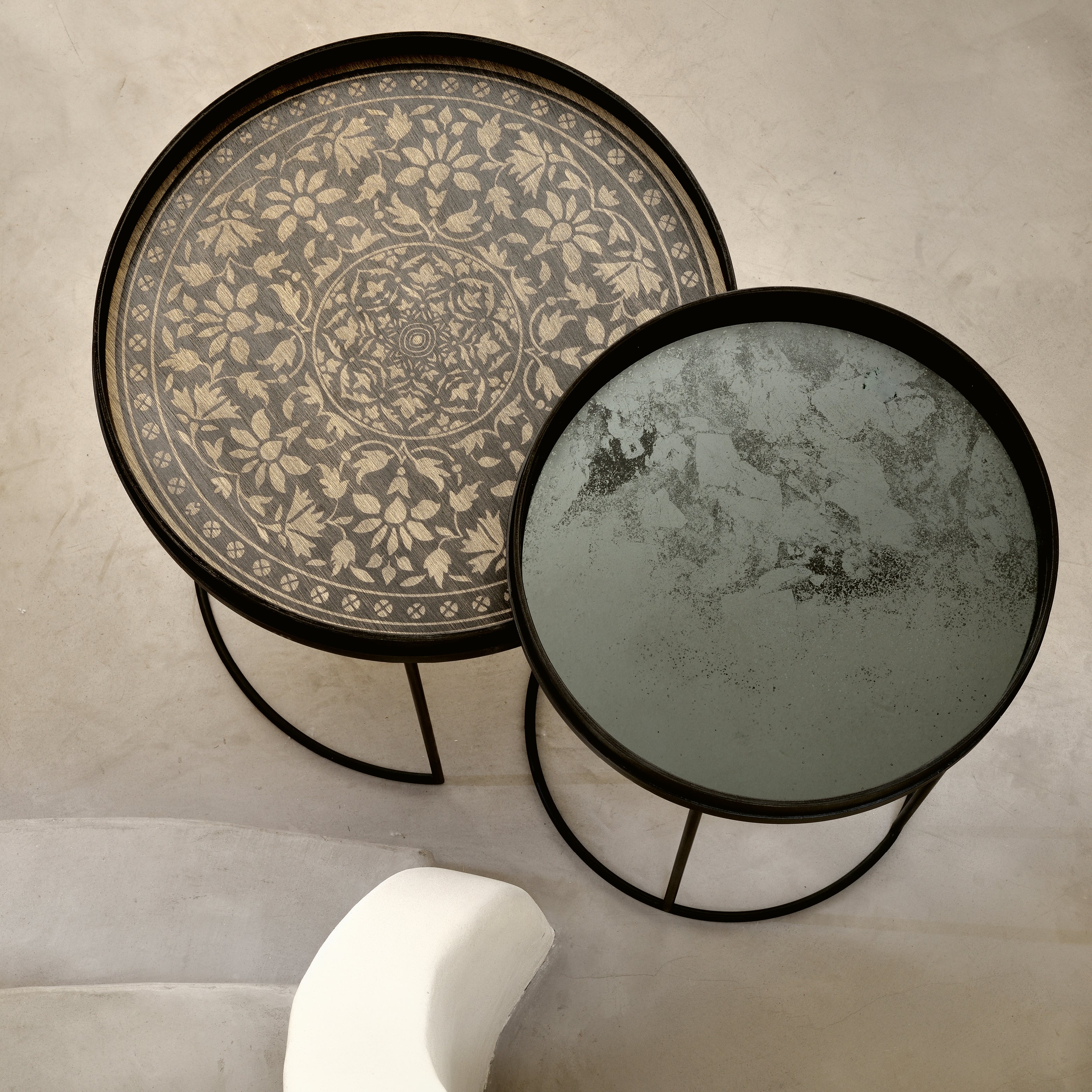 Design Tablettische von Ethnicraft mit Glasplatte und floralem Muster – kunstvolle Wohnakzente im Ethnicraft-Stil.