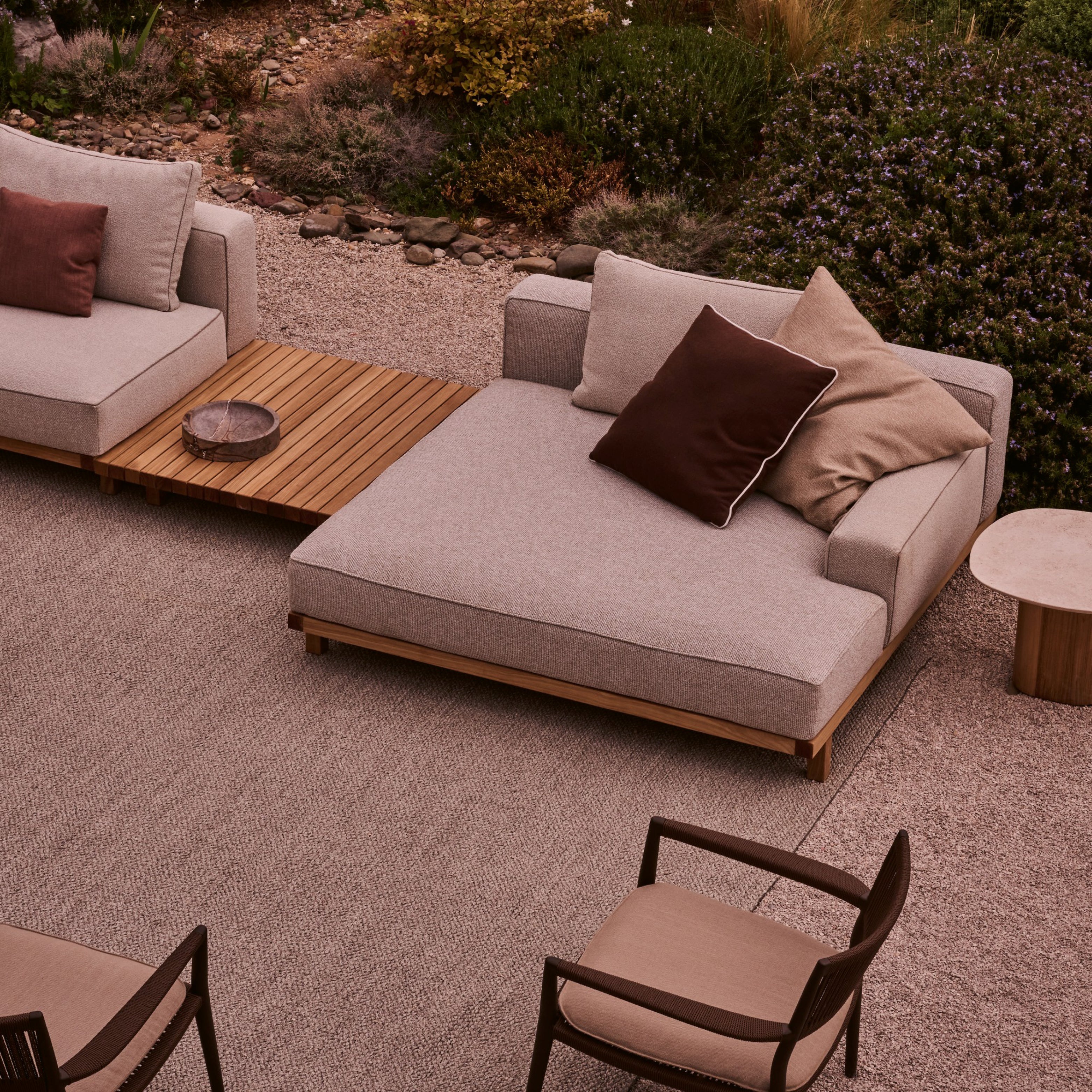 Vis à Vis Outdoor-Möbel von Tribù mit klaren Linien, warmen Stoffen und natürlicher Materialität