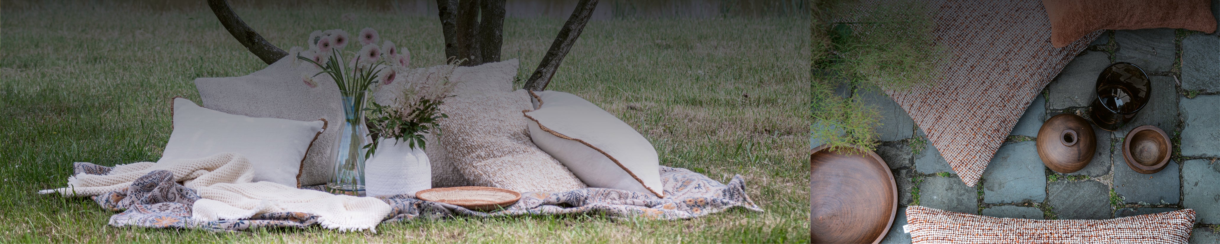 Weitwinkelaufnahme mit Leinenkissen und Dekorationskissen auf einer Decke im Gras sowie oben rechts Kissen und Keramikschalen auf Natursteinboden – stimmungsvolle Kissen- und Deko-Szene.