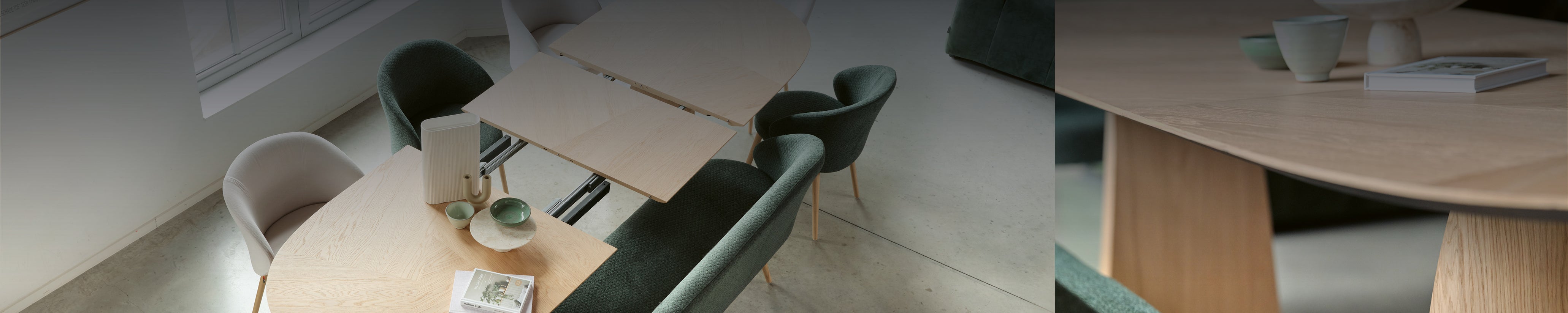 Table Blossom en chêne massif en version ouverte avec allonges – combinaison avec banquette et chaises Neo de Mobitec dans un intérieur lumineux.