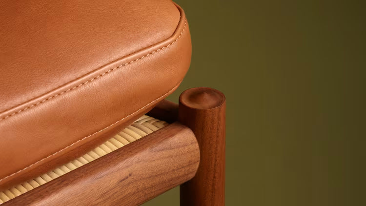 Nahaufnahme von Stuhl mit Lederkissen in Cognac Farbe von Carl Hansen & Søn