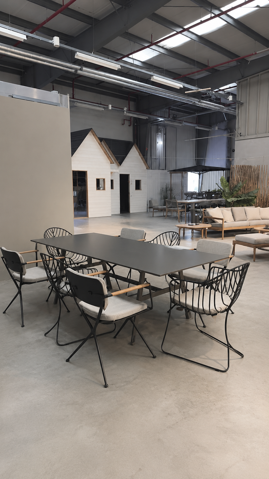 Table de jardin DEDON SEAX, coloris Black Pepper et Ebony, exposée dans l'espace jardin
