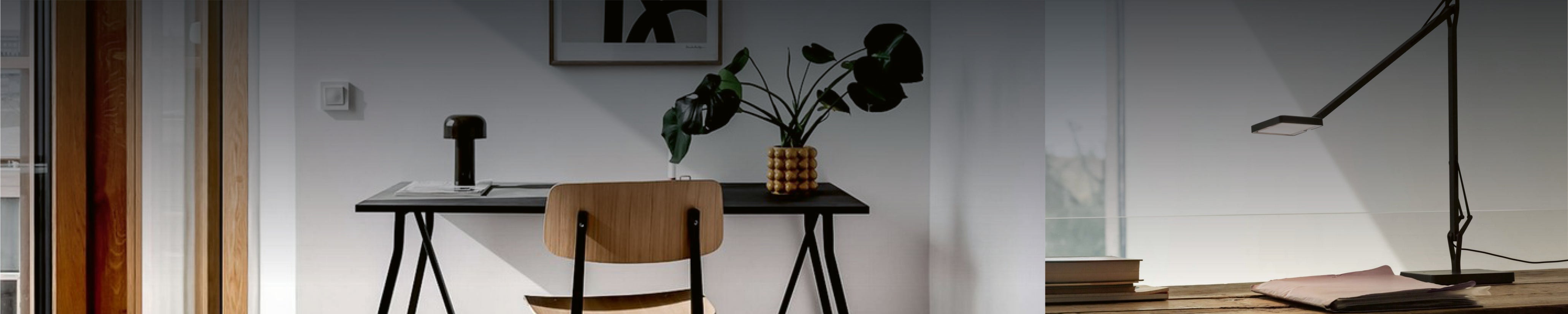 Zwei Design Schreibtischlampen – eine minimalistisch mit Gelenkarm, eine kompakt in Schwarz – auf modernen Arbeitstischen mit Tageslicht