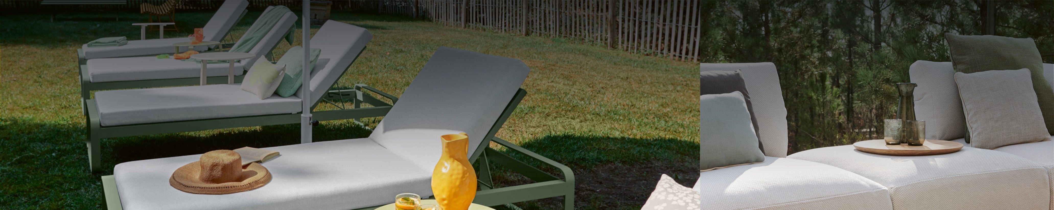 Reihe moderner Gartenliegen mit hellgrauen Polstern und grünem Metallrahmen unter einem Sonnenschirm – perfekte Umgebung für sonnige Entspannungsmomente im Garten