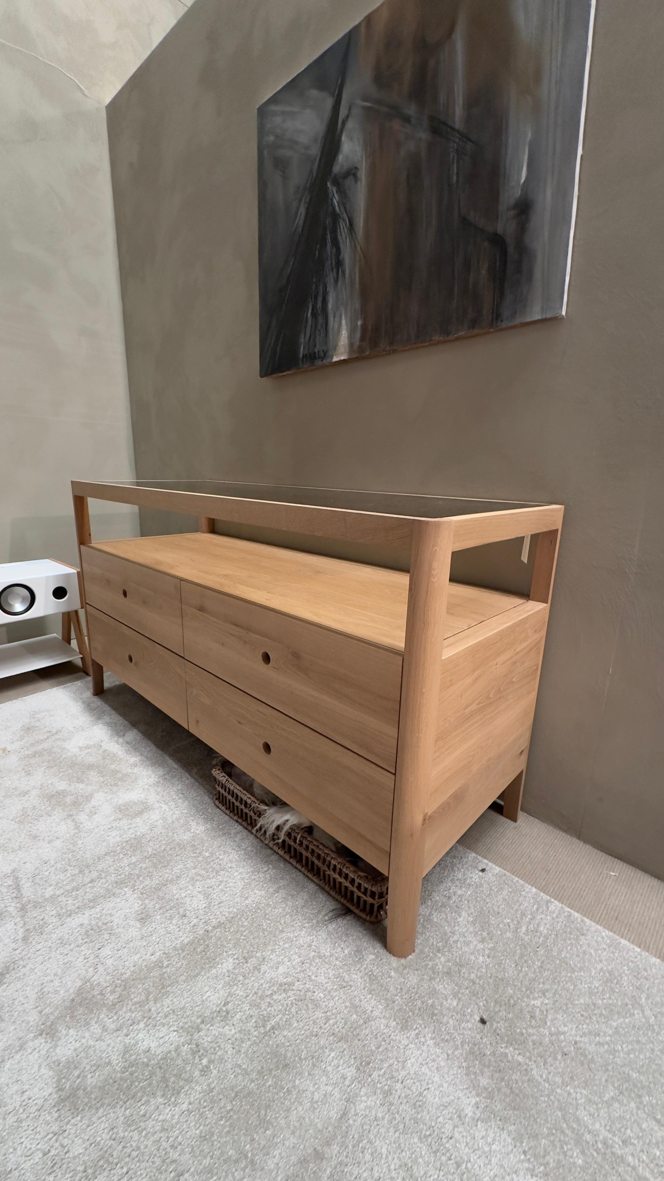 Commode SPINDLE d'Ethnicraft en chêne aux bords arrondis