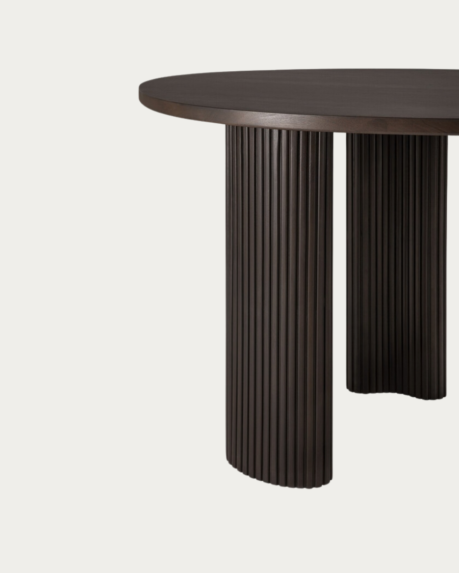 BOOMERANG Desk Detail der organischen Tischplatte in Mahagoni