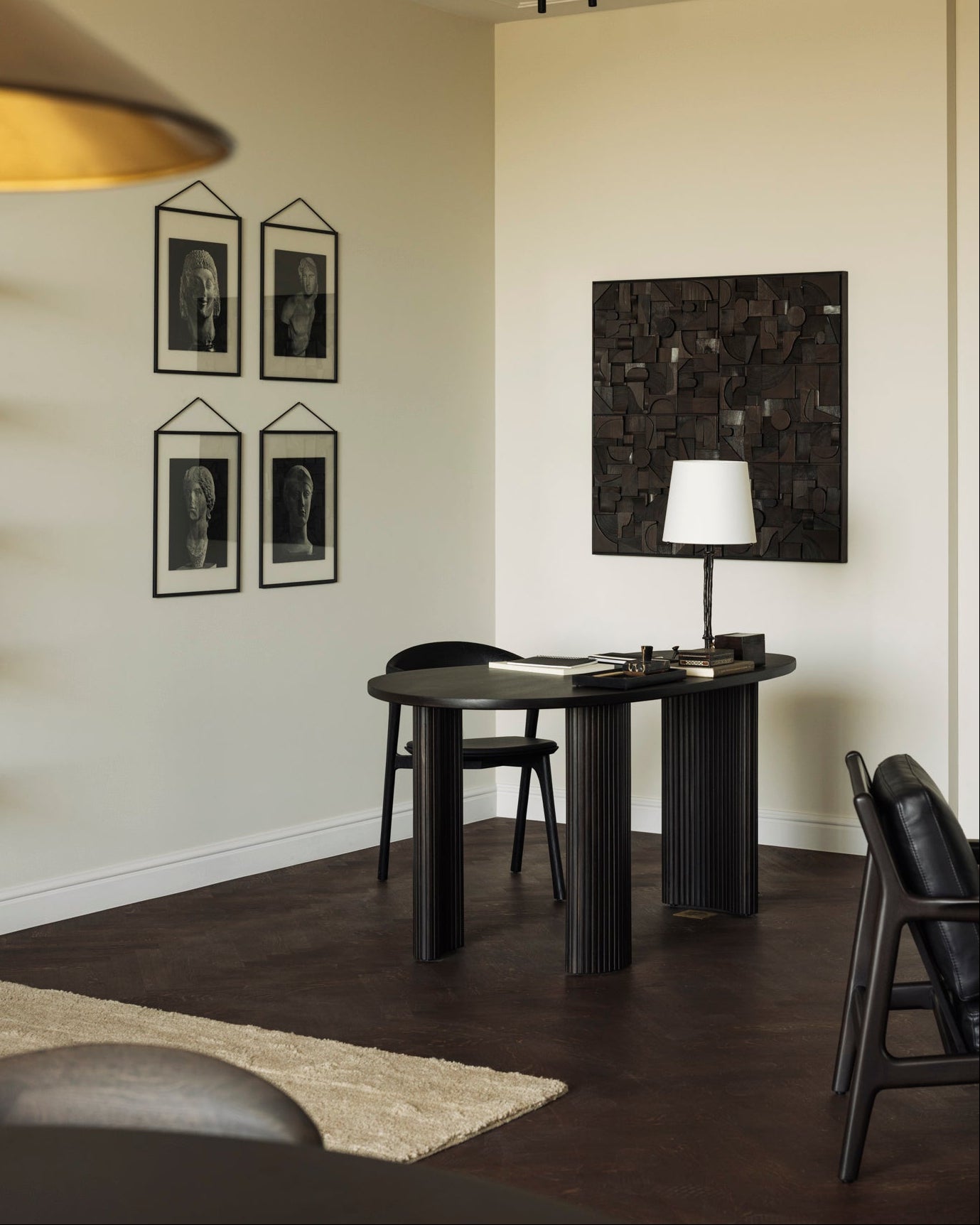 BOOMERANG Massivholz Schreibtisch von Ethnicraft im modernen Home Office