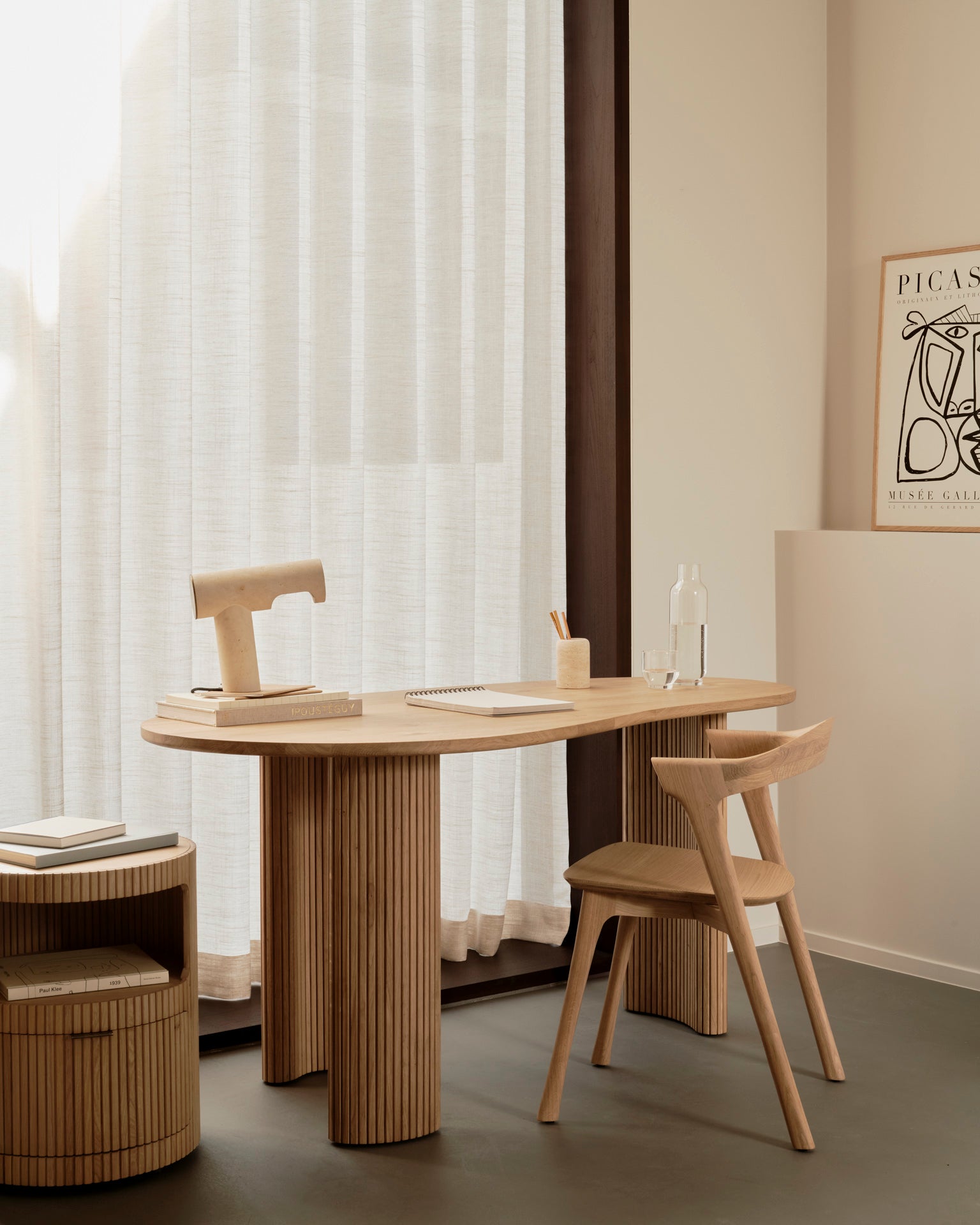 Ethnicraft BOOMERANG Schreibtisch mit geschwungenen Holzbeinen