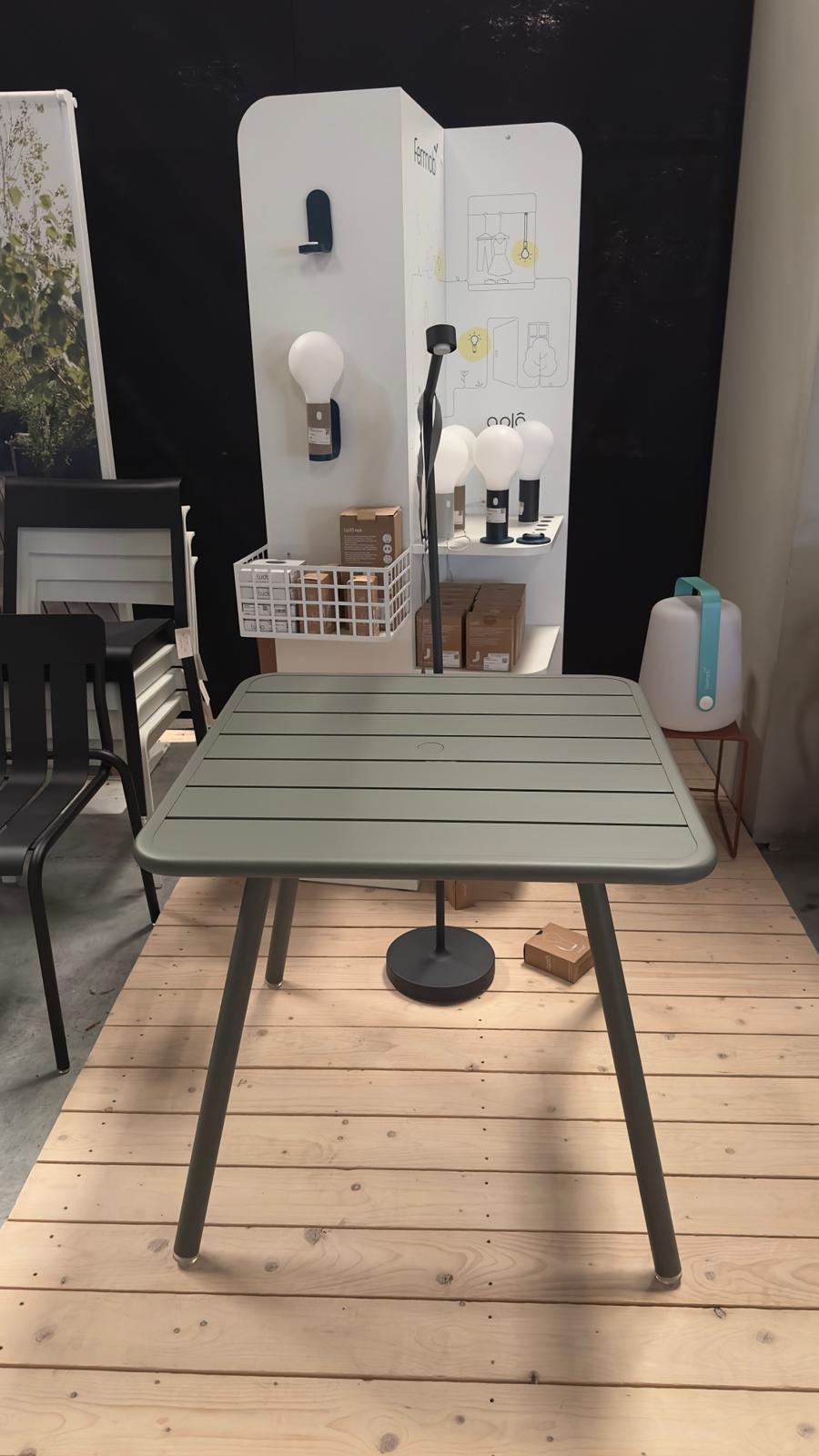 Table de jardin haute Fermob LUXEMBOURG en Cactus, avec un plateau de 80 × 80 cm