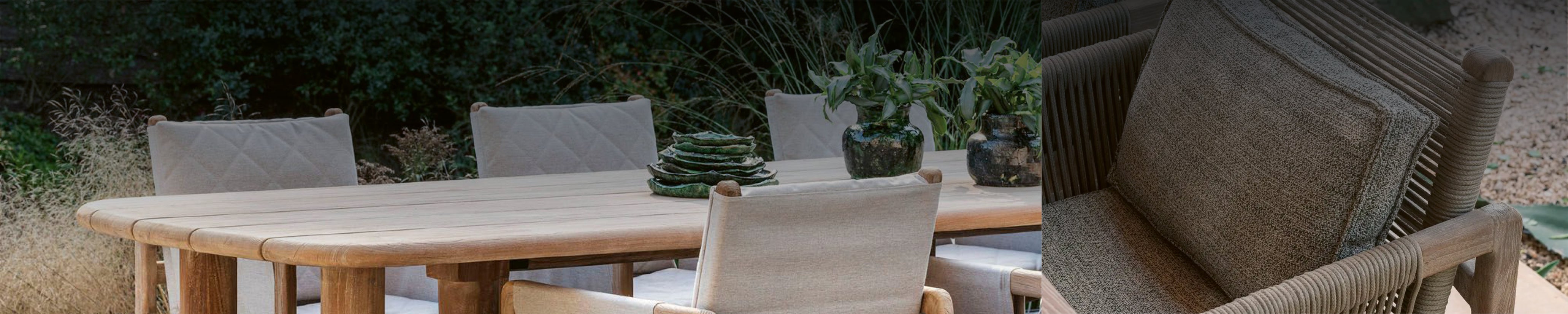 Outdoor-Szene mit Gommaire Carlo Gartentisch und Sesseln in Natural Teak – elegantes Gartenset aus massivem Holz auf moderner Terrasse