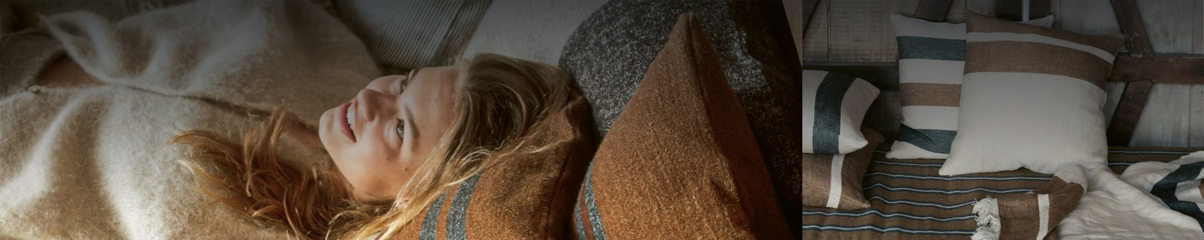 Frau liegt auf weichen Leinenkissen von Libeco – natürliche Heimtextilien mit Streifenmuster in Braun, Creme und Blau