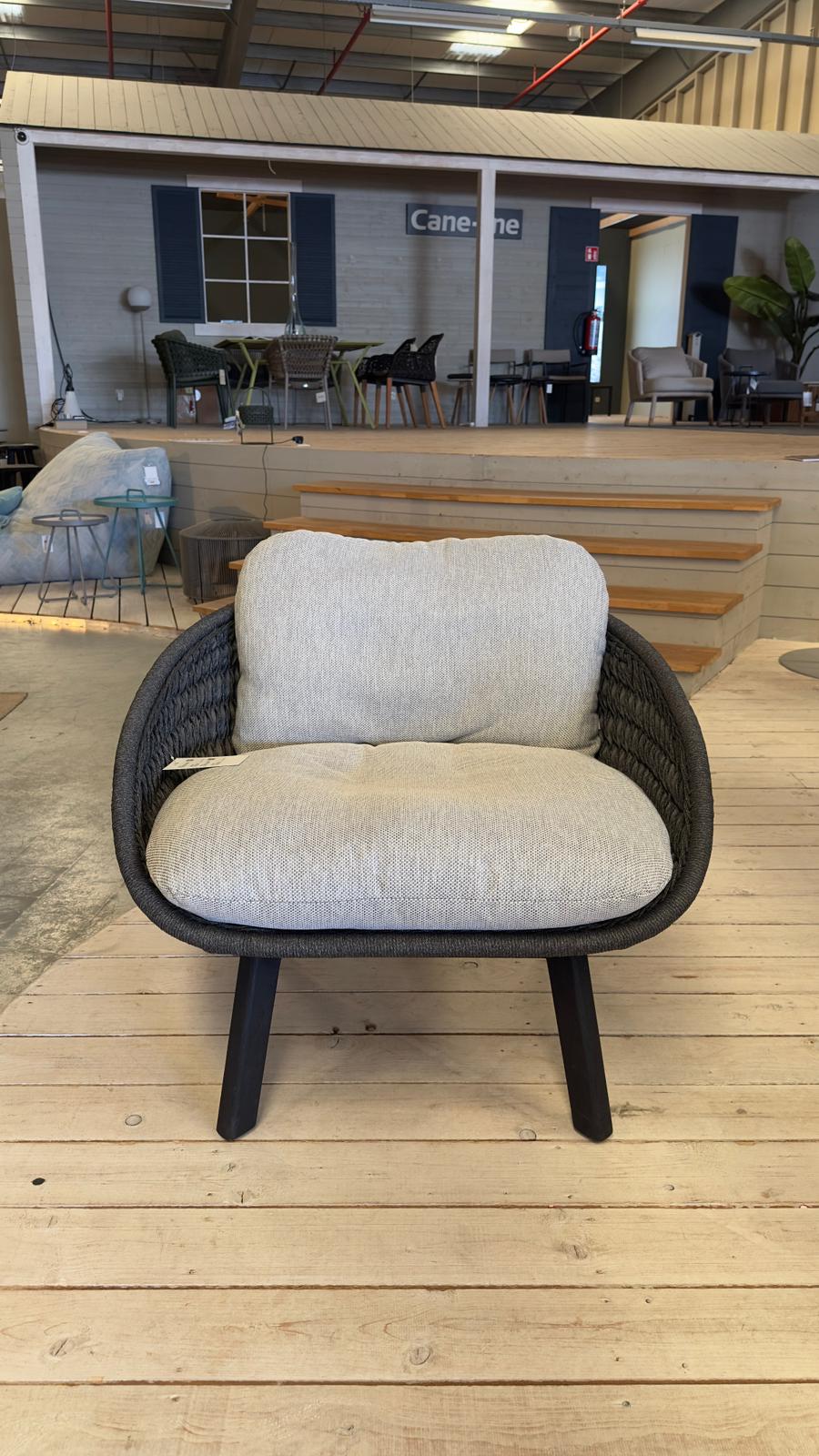 Fauteuil de jardin Manutti SANDUA avec structure en teck noir et ensemble de coussins C140 NEBBIA