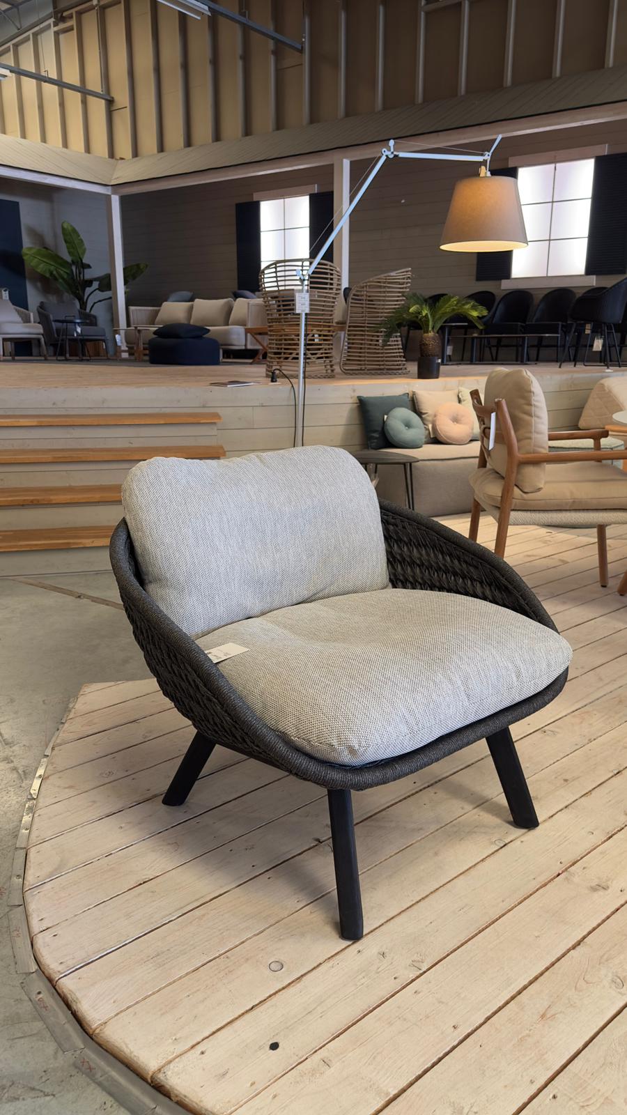 Le fauteuil de jardin Manutti SANDUA en teck noir avec le lot de coussins C140 NEBBIA en détail