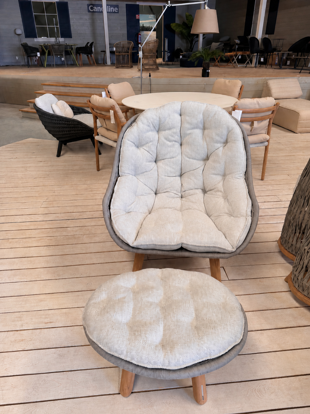 Manutti SANDUA Gartensessel mit Hocker und Kissen – Frontansicht