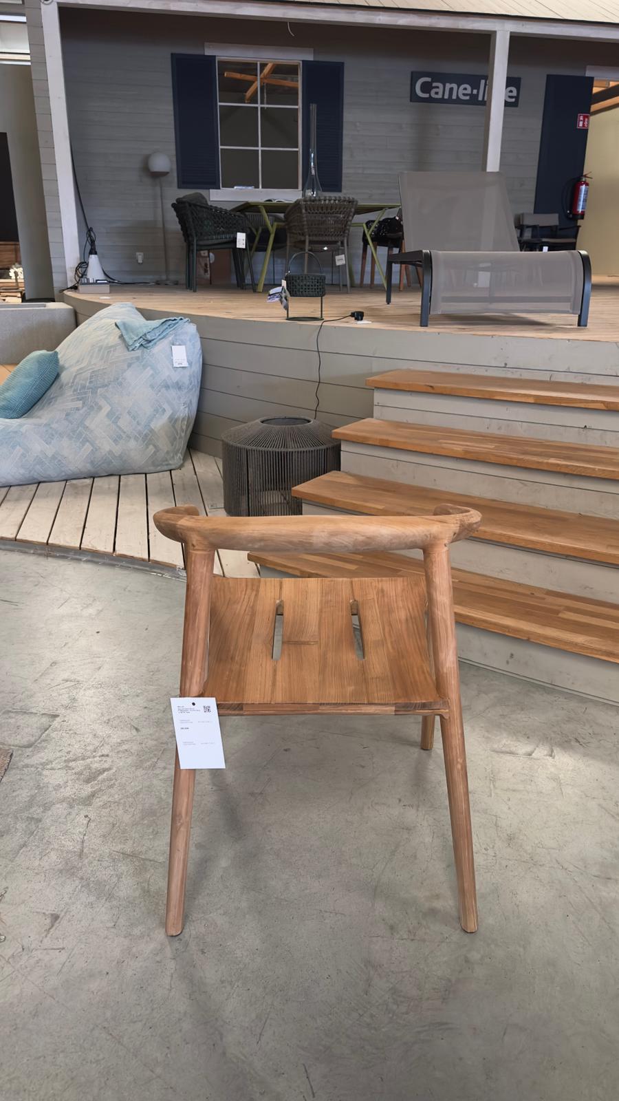Manutti SOLID Armchair Made of HFTK Teak with Armrests and Backrest—A Closer Look
