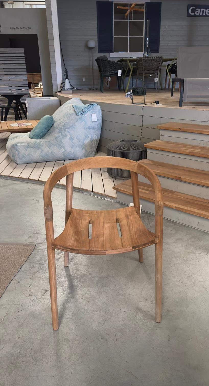 Manutti SOLID Armchair made of HFTK teak, designed as a garden chair for outdoor use