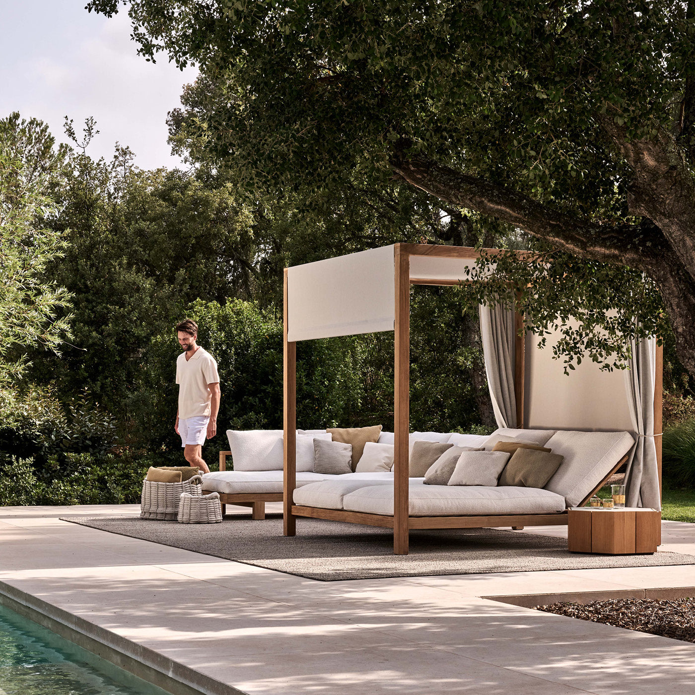 Pavillon von Tribù vor einem Pool