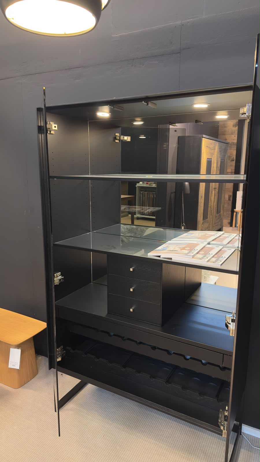 Armoire polyvalente, utilisée comme grande vitrine dans le salon