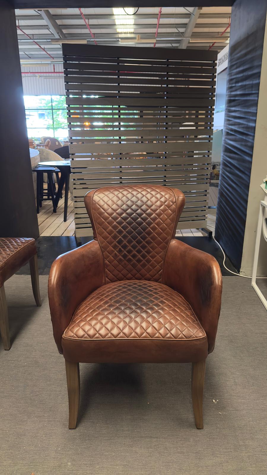 Chaise SIDE SADDLE de Timothy Oulton, en cuir « Buck'dN Brok'n » et pieds en Chêne patiné