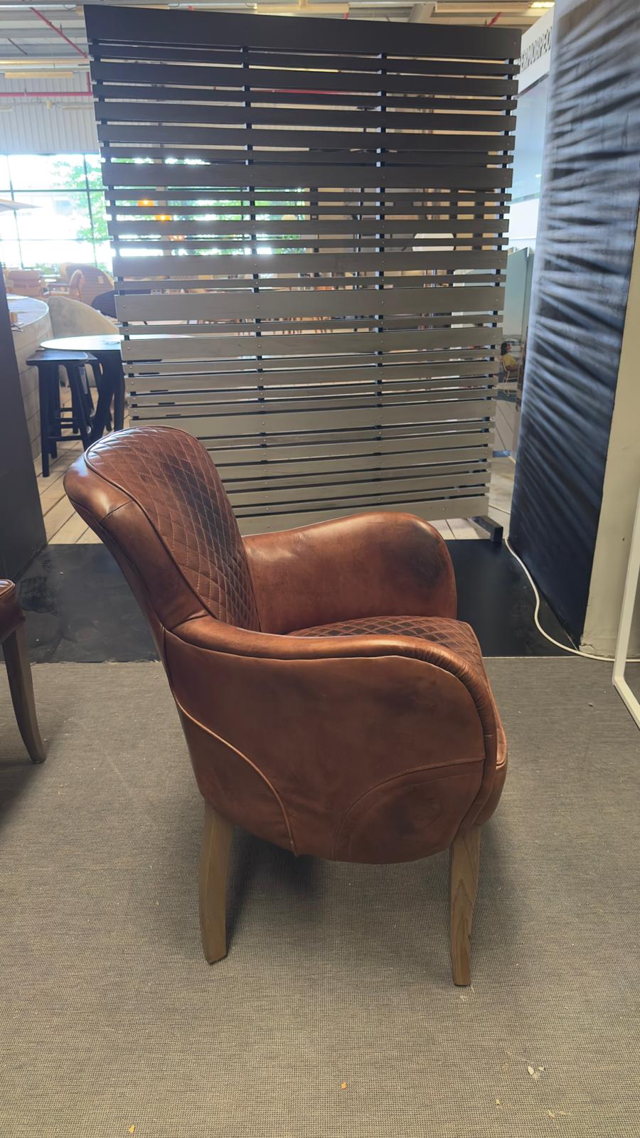 La chaise SIDE SADDLE de Timothy Oulton, en cuir « Buck'dN Brok'n », vue en détail