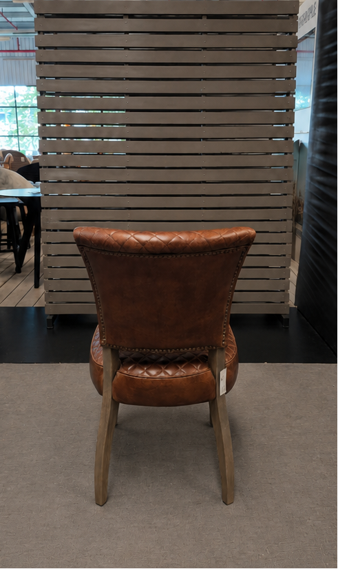Chaise MIMI QUILT de Timothy Oulton en cuir « Buck'dN Brok'n » dans le showroom