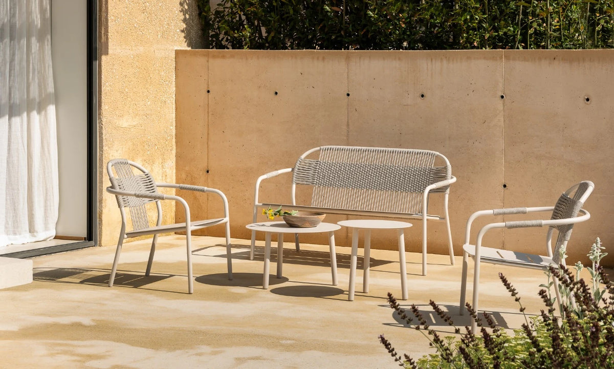 Table basse LILO de Vincent Sheppard, utilisée comme table d'appoint ronde sur la terrasse