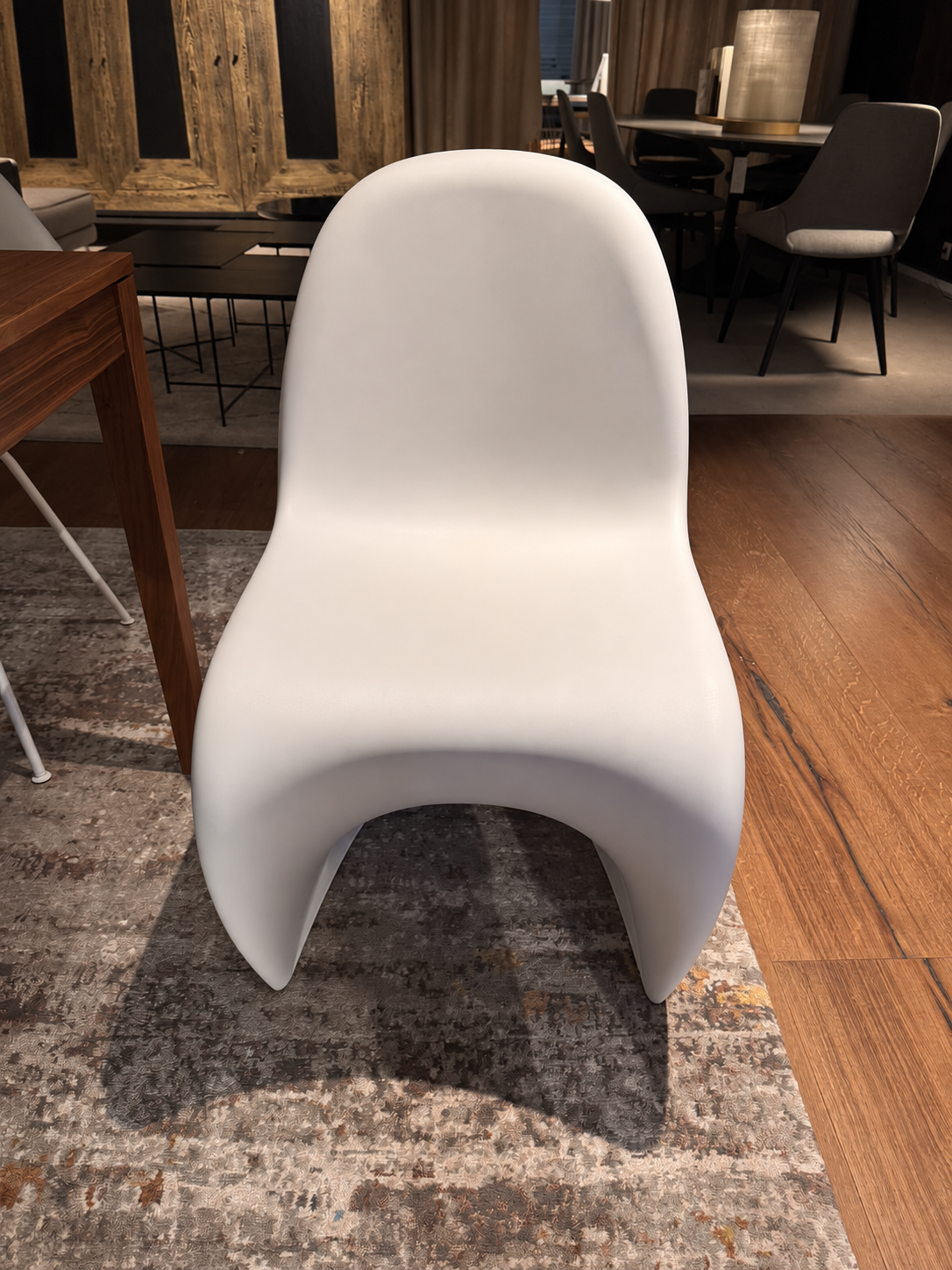 Chaise PANTON de Vitra, blanche, exposée dans le showroom