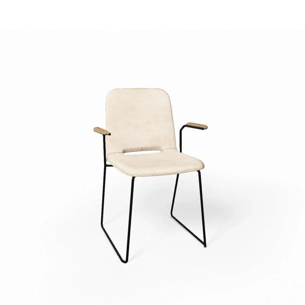 Moderner Armlehnstuhl PAMP C1216 von vorn – komfortable Sitzform in zeitgemäßem Stil