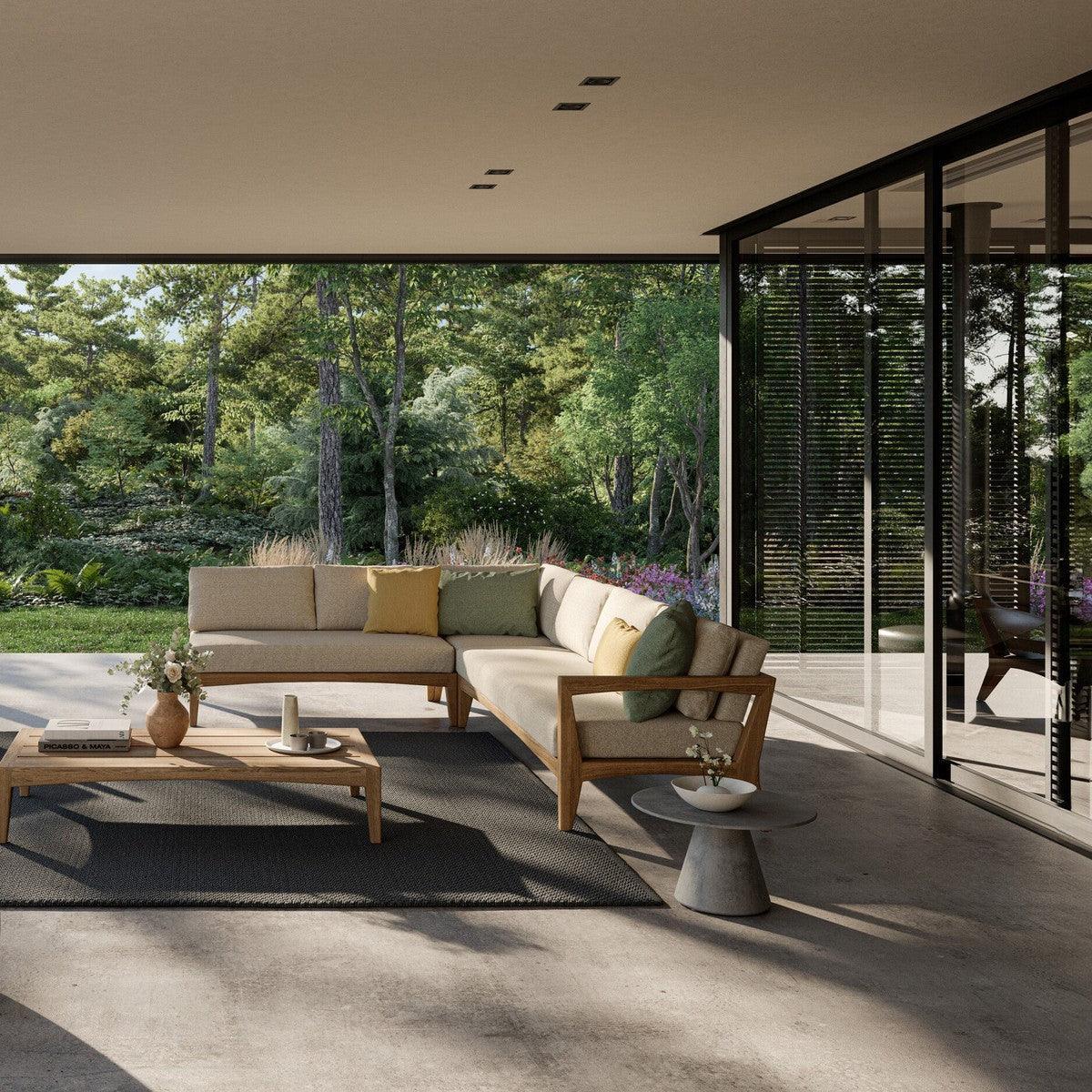 Beistelltisch CONIX von Royal Botania in einer überdachten Outdoor-Lounge bei Abendlicht – stilvoll inszenierter Rückzugsort mit warmem Ambiente