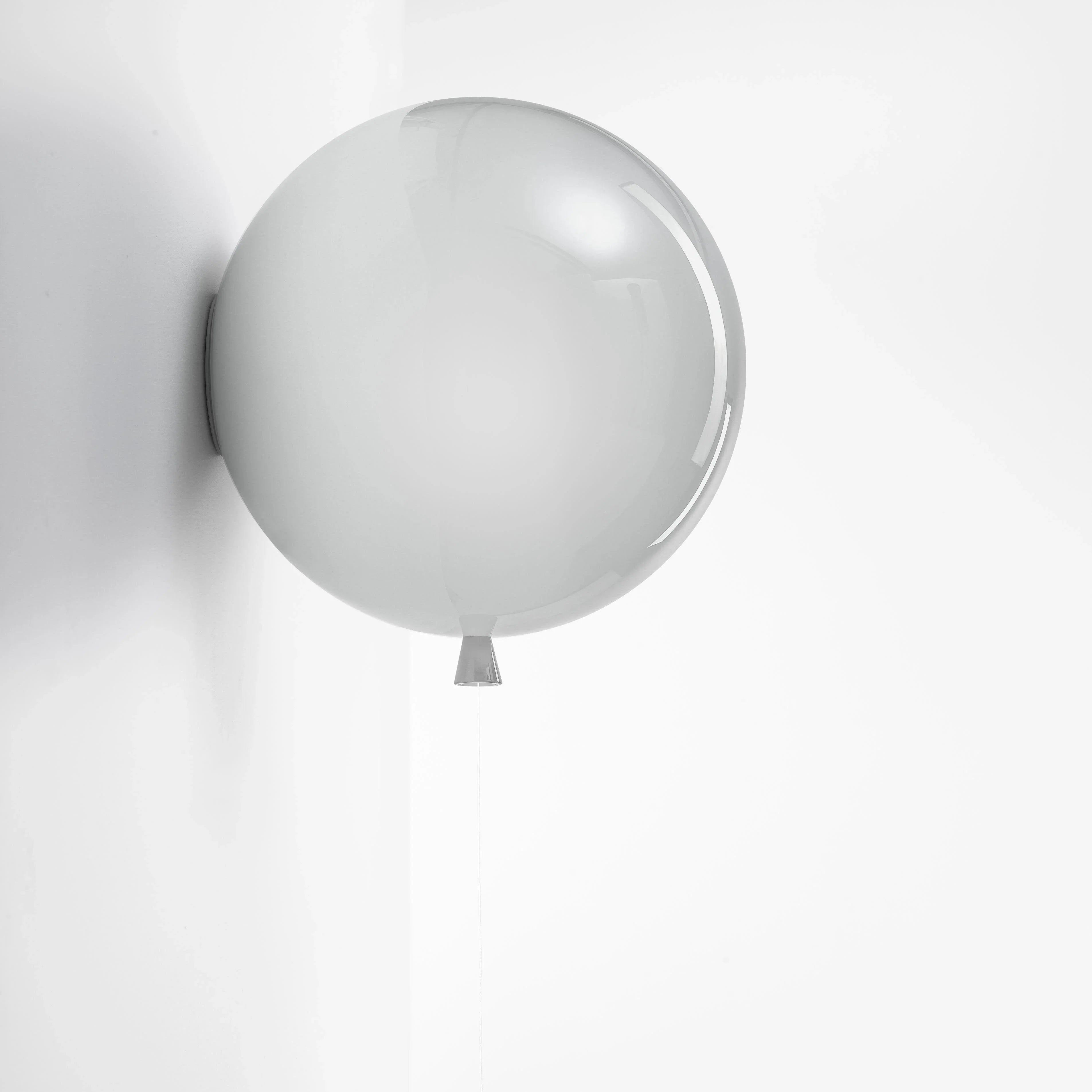 Brokis MEMORY WALL in glänzendem Grau – stilvolle Wandleuchte mit verspieltem Zugmechanismus und glatter Glasfläche