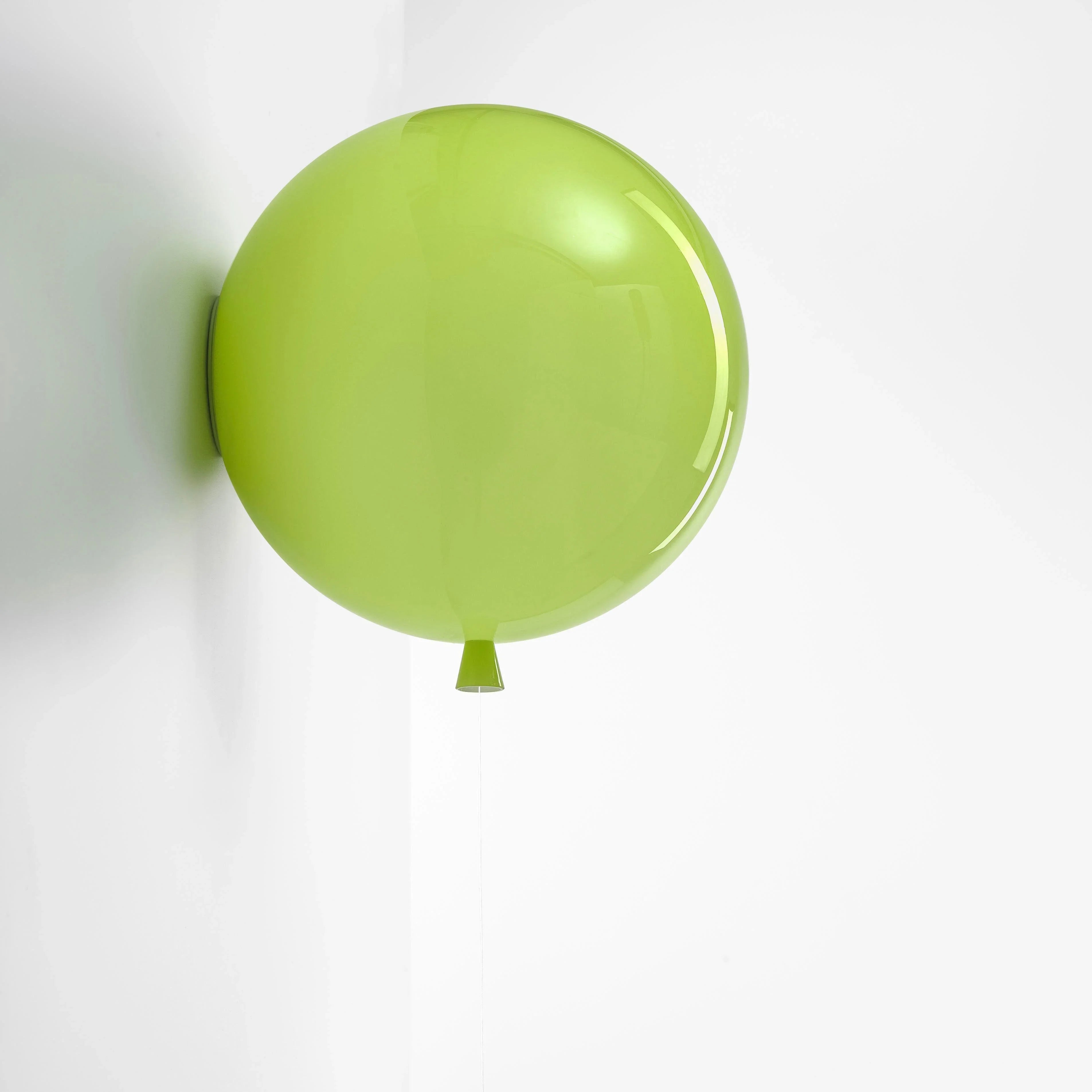 Brokis MEMORY WALL in glänzendem Grün – verspielte Wandlampe mit glatter, strahlender Oberfläche