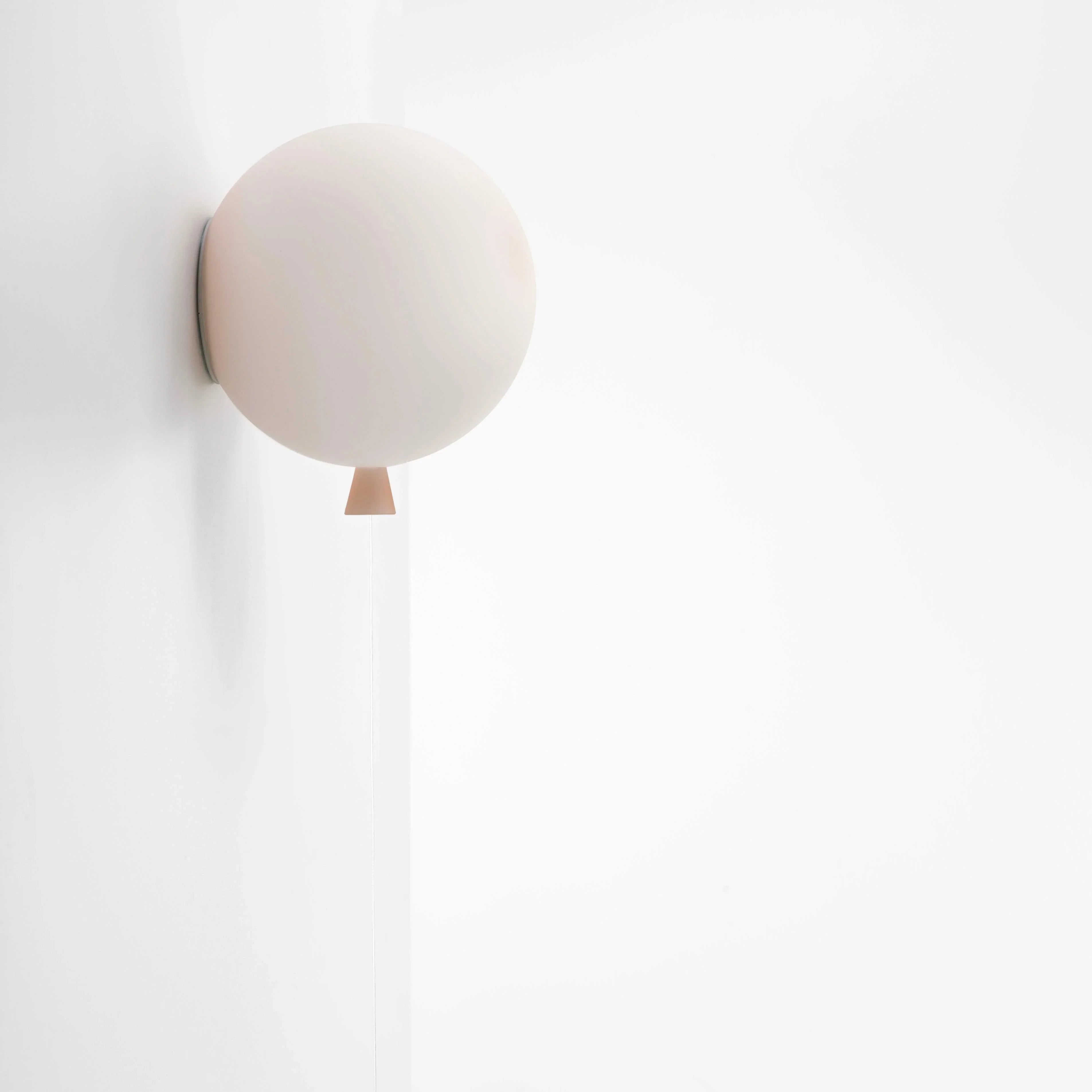 MEMORY WALL Wandlampe in Light Pink matt – zarte Farbnuance mit sanftem Lichtbild für Kinderzimmer oder kreative Räume