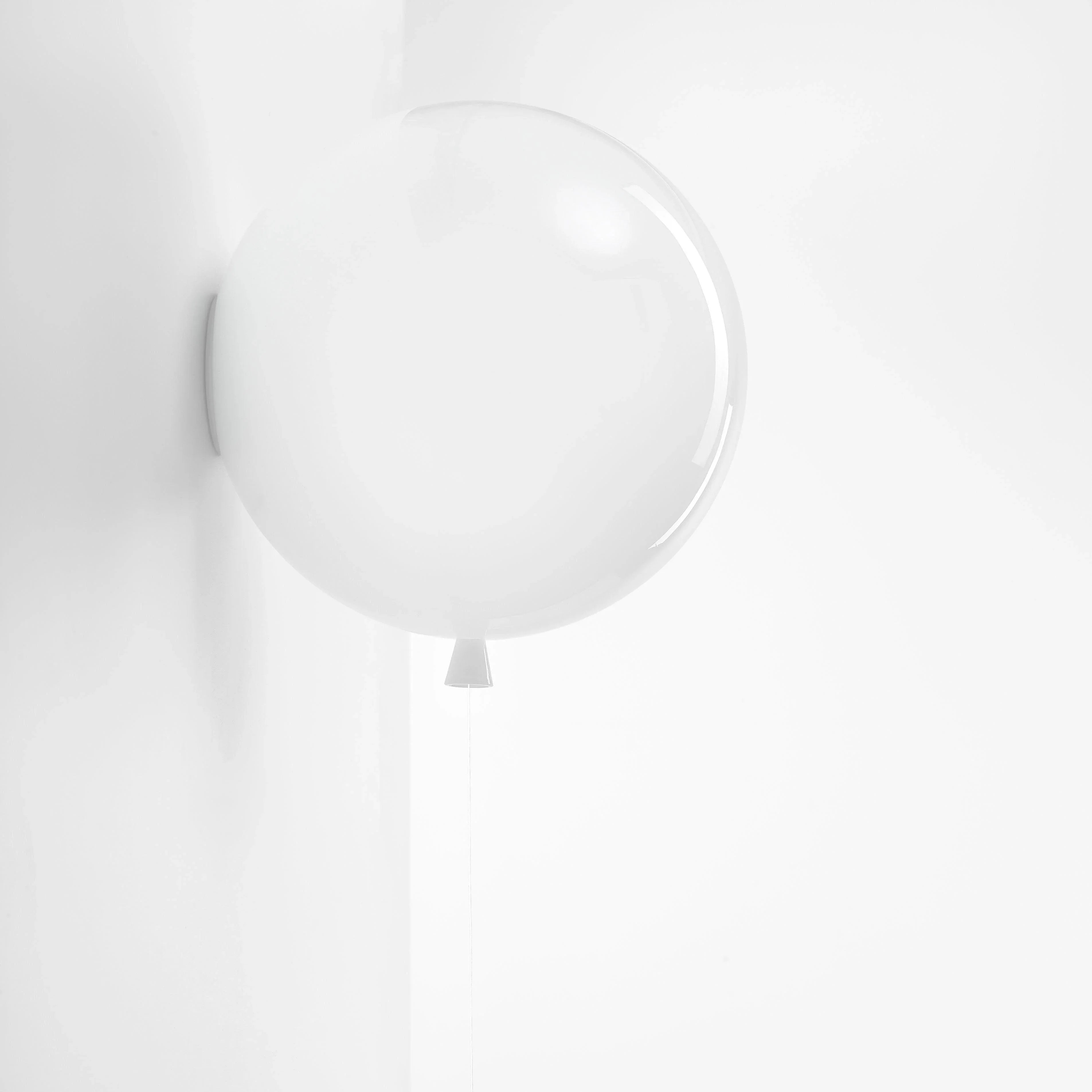 MEMORY WALL Leuchte von Brokis in Opal glänzend – dekorative Wandlampe mit reflektierender Oberfläche für fröhliche Akzente