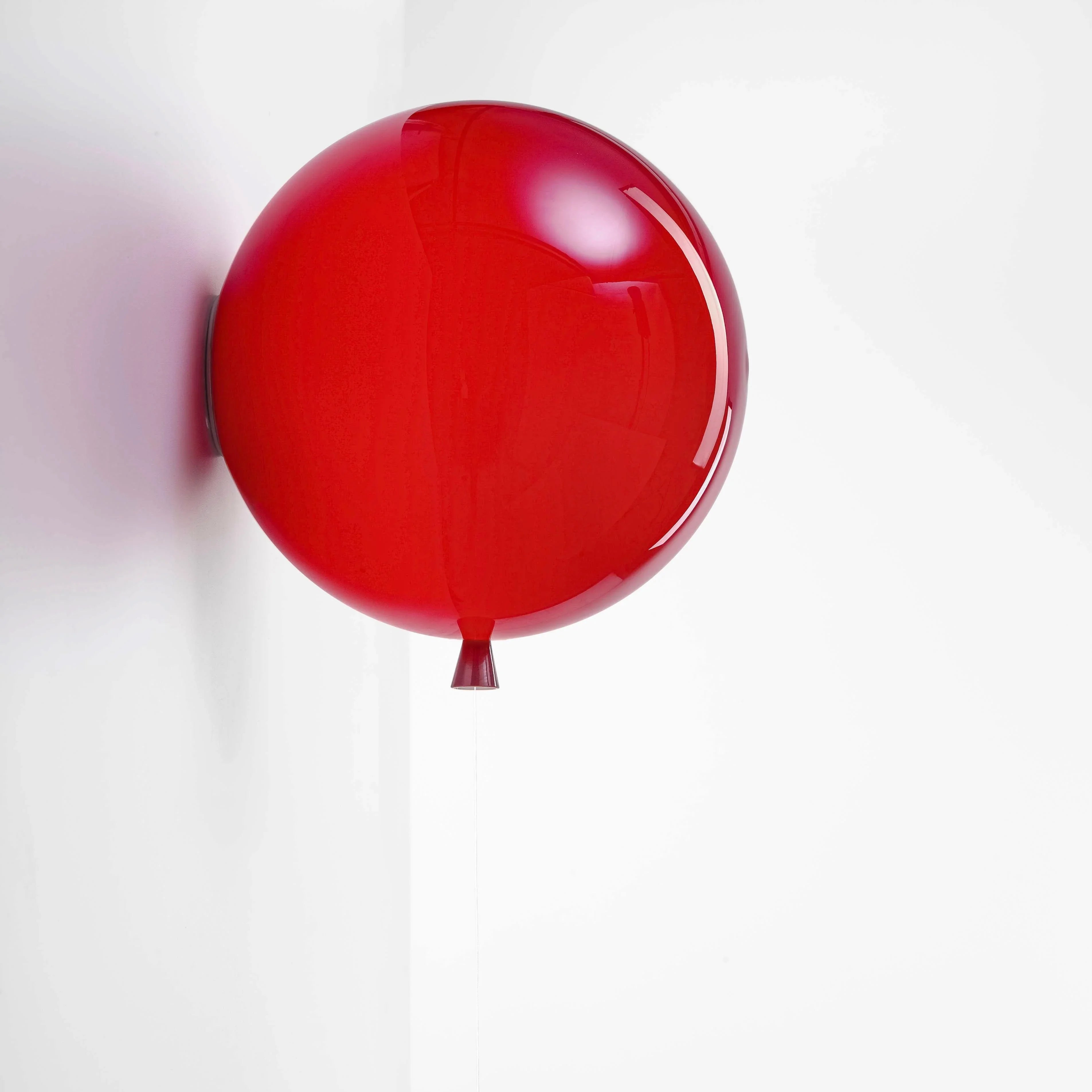 Brokis MEMORY WALL in glänzendem Rot – auffällige Wandlampe mit leuchtender Farbwirkung für kreative Wandgestaltung