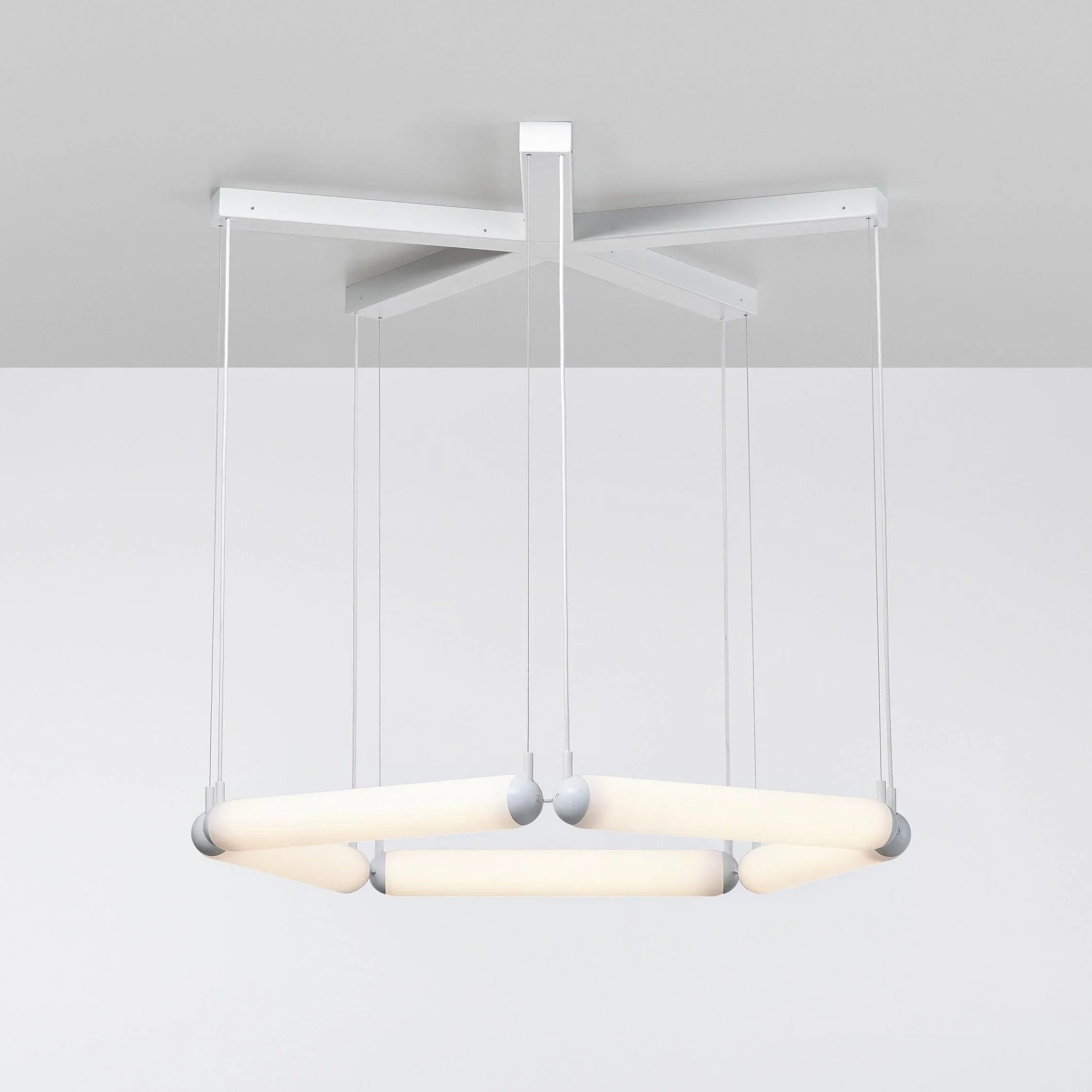 Gesamtansicht der PURO CONTOUR Pendelleuchte von Brokis in Weiß, Form Pentagon 800 – geometrisches Designobjekt für moderne Raumgestaltung