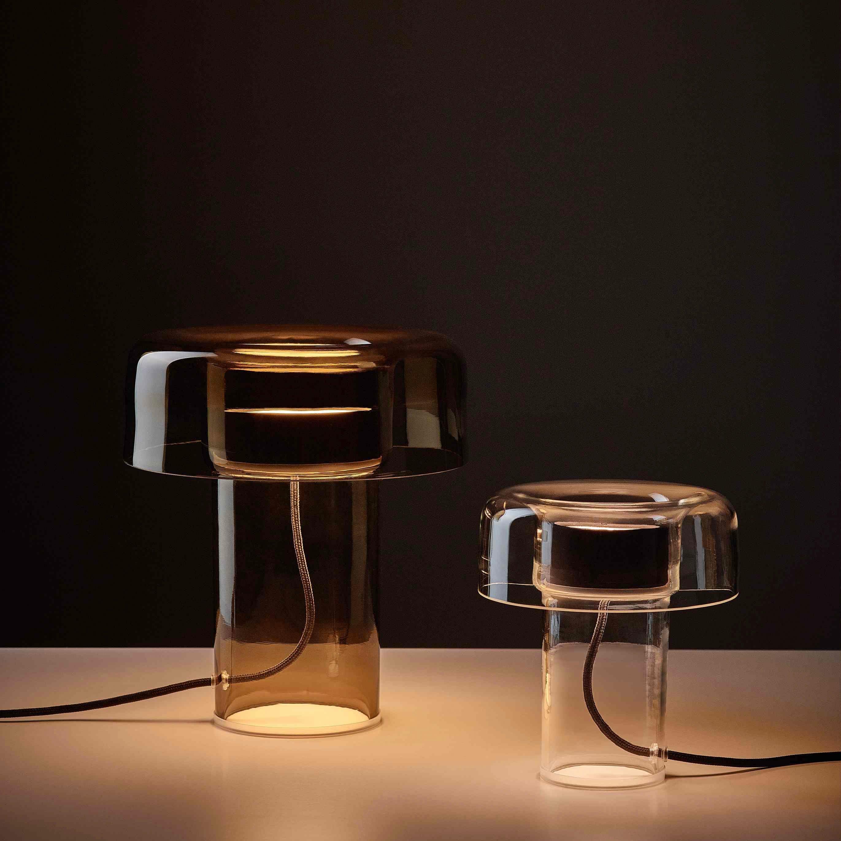 Nachtaufnahme der Brokis SPECTRA Tischlampen in Front- und Seitenansicht – stimmungsvolle Beleuchtung und atmosphärisches Lichtspiel in dunkler Umgebung