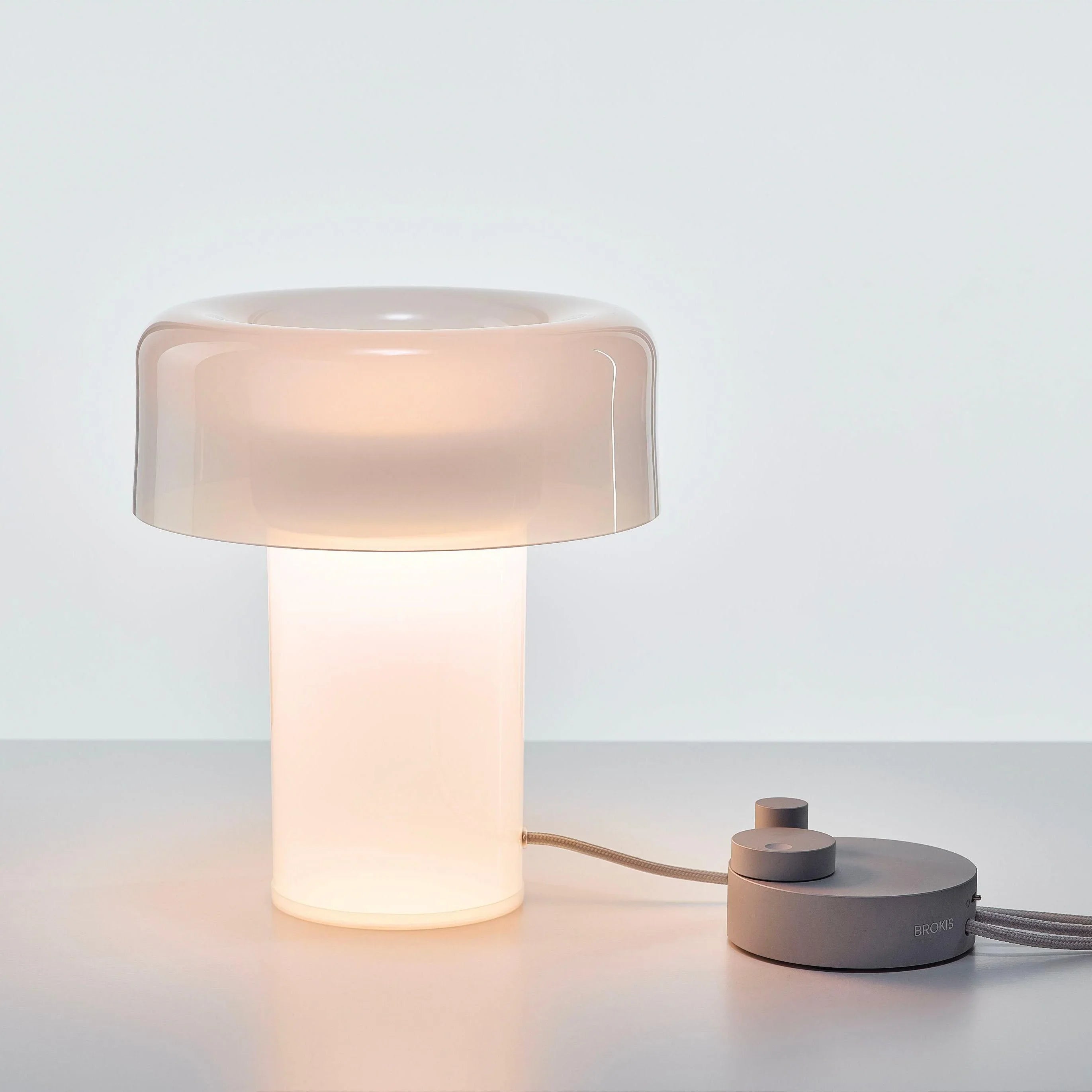 Tischlampe SPECTRA Mini von Brokis mit Opalglas und silbernem Fuß – moderne Leuchte mit sanftem, diffusem Licht