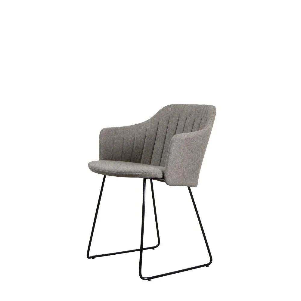 CHOICE Schlittenstuhl mit taupefarbenem Polsterset – ideal für moderne, dezente Einrichtungskonzepte