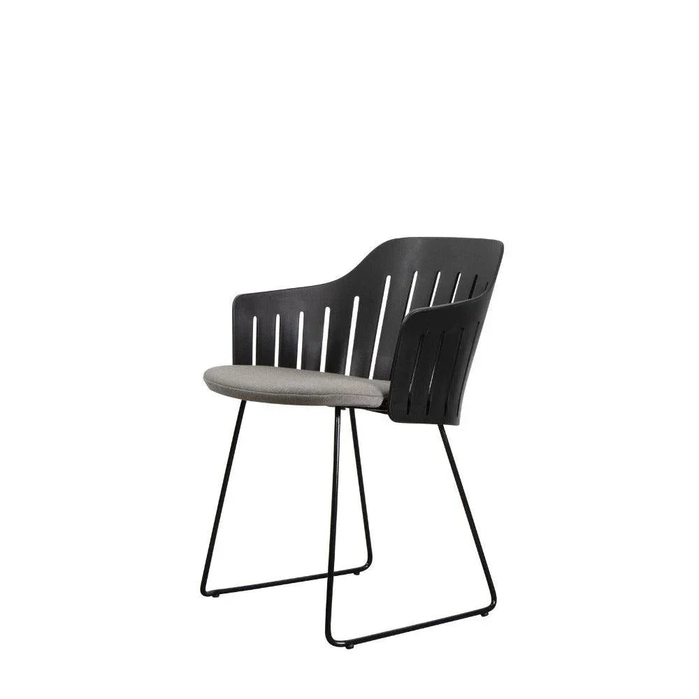 CHOICE Stuhl in Schlittenform mit taupefarbenem Kissen – leichter Look für moderne Outdoor-Areale