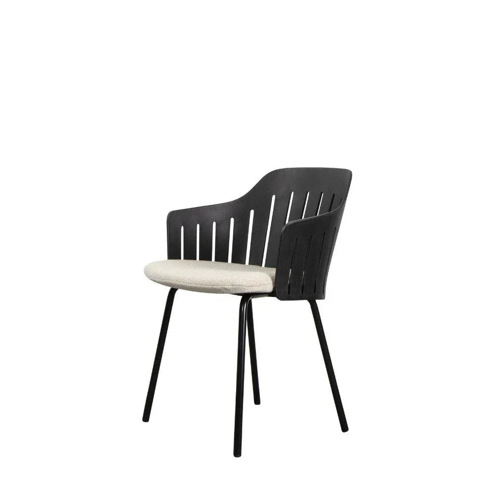 Cane-line CHOICE Stuhl mit sandfarbenem Sitzkissen und schwarzem Stahlgestell – eleganter Look für urbane Außenflächen