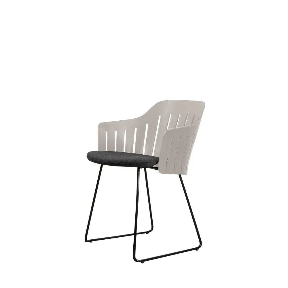 CHOICE Stuhl mit Schlitten-Gestell und schwarzem Kissen – funktionale Ästhetik für moderne Sitzlandschaften