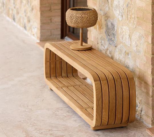 Couchtisch MELLOW von Cane-line im Lounge-Setup – stilvoll inszeniertes Outdoor-Arrangement mit harmonischer Tischintegration