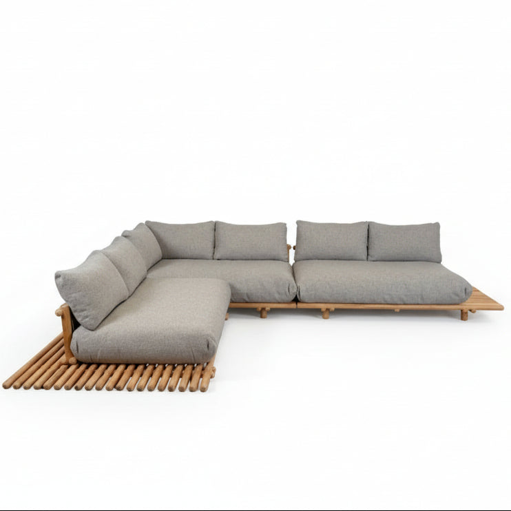 STICKS L Gartensofa von Cane-line in Teak mit Rise-Polstern in Desert Sand – Verbindung von Natürlichkeit und Komfort
