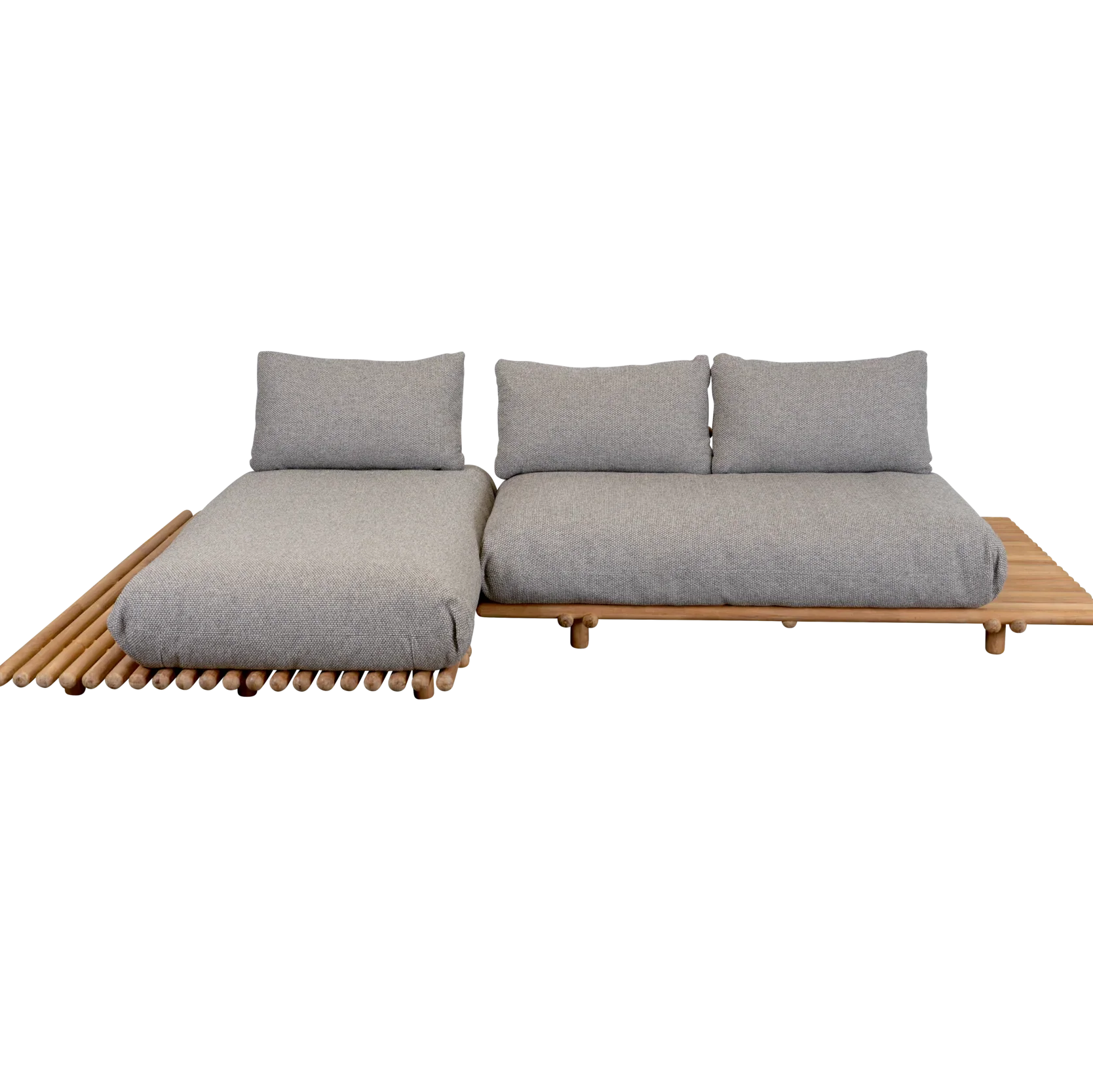 Lounge STICKS Sofa von Cane-line in Teakholz mit Desert Sand Kissen – stilvolles Loungemöbel für sonnige Terrassen